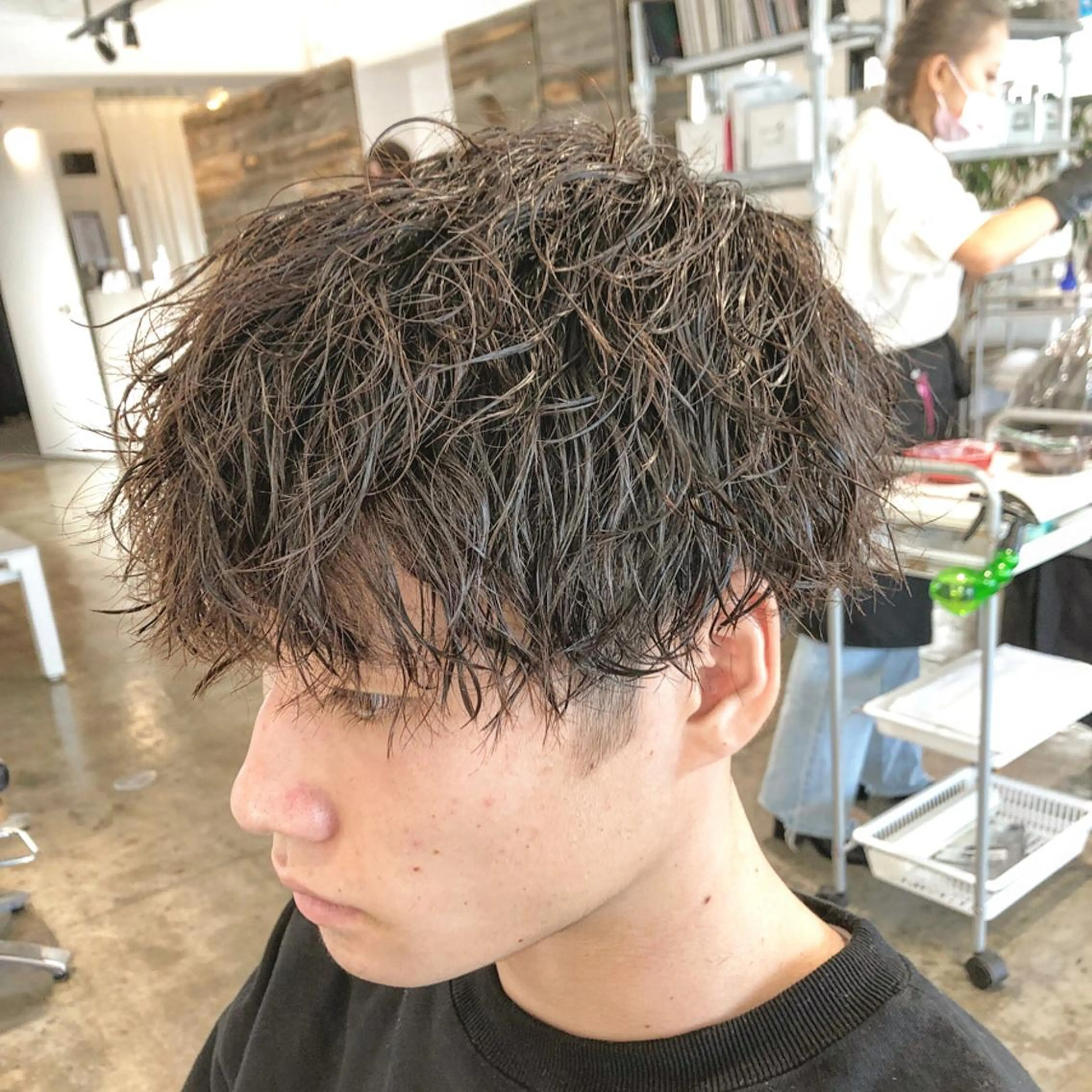 ショート パーマ メンズ フェザーパーマ癖毛 曲がる縮毛矯正森岡のヘアスタイル