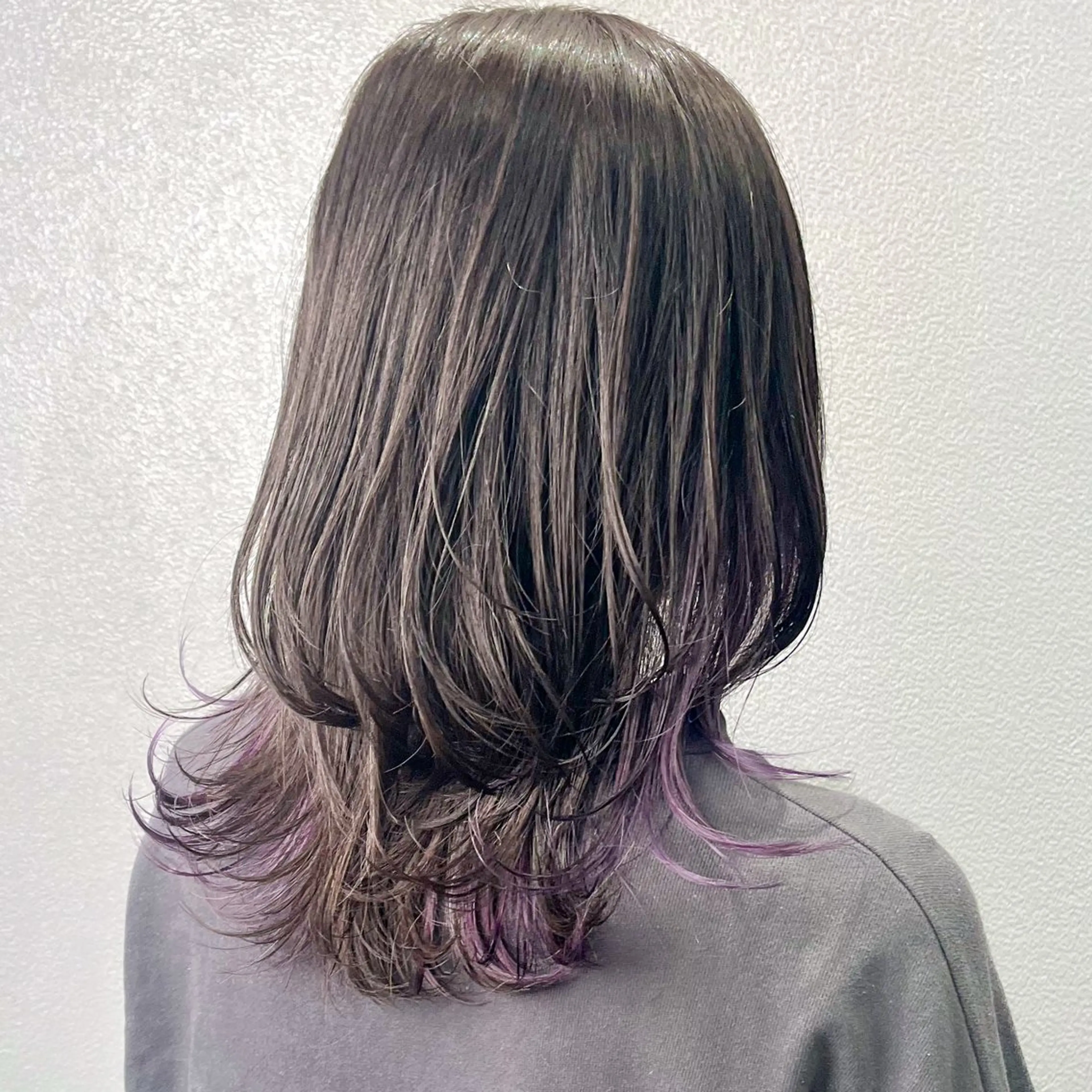 セミロング カラー パープルカラー ウルフカット カット ヘアカラー トリートメント 透明感カラー/パーマ 🌀アオノアユミのヘアスタイル
