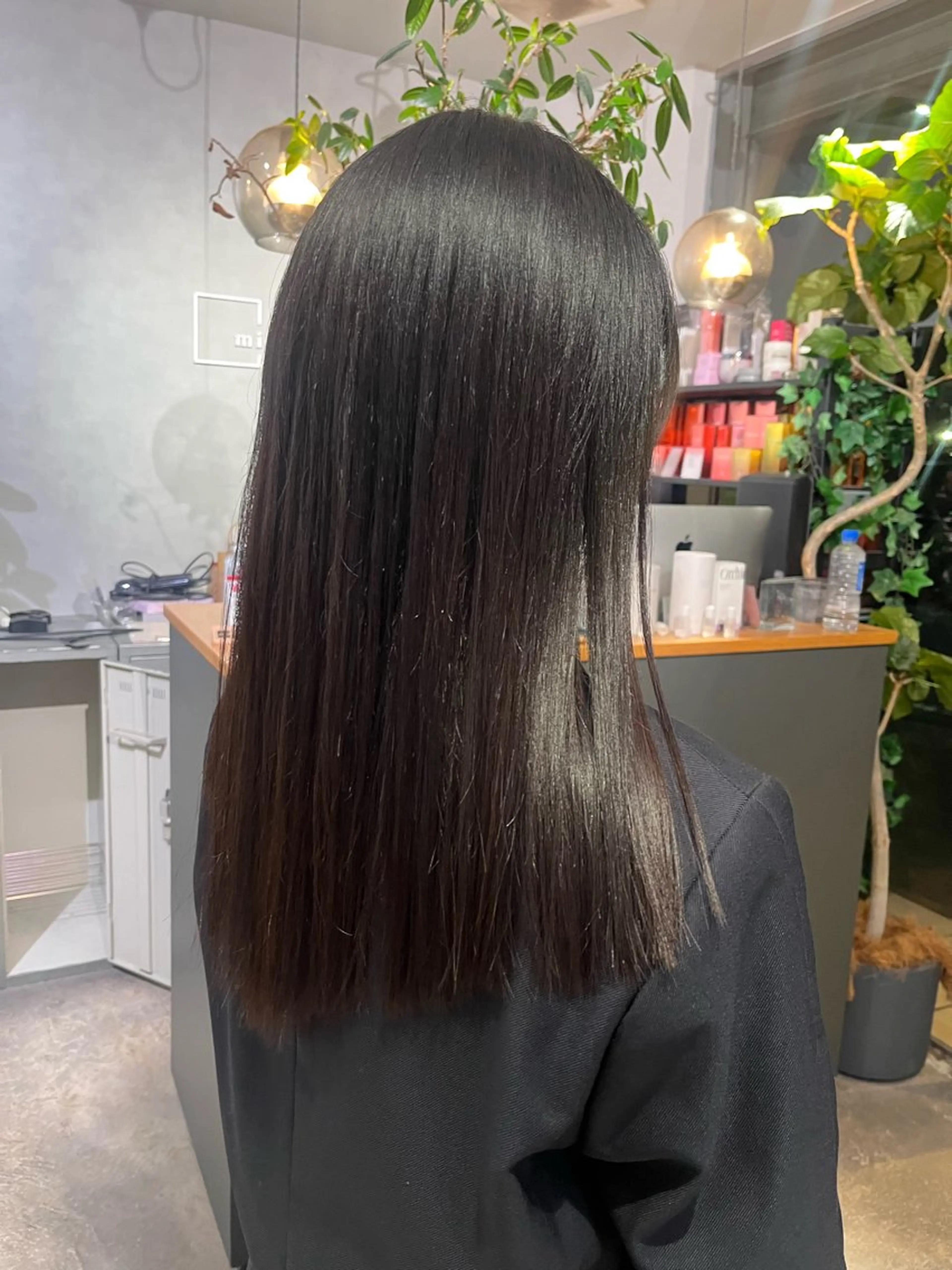 セミロング 友 美海のヘアスタイル