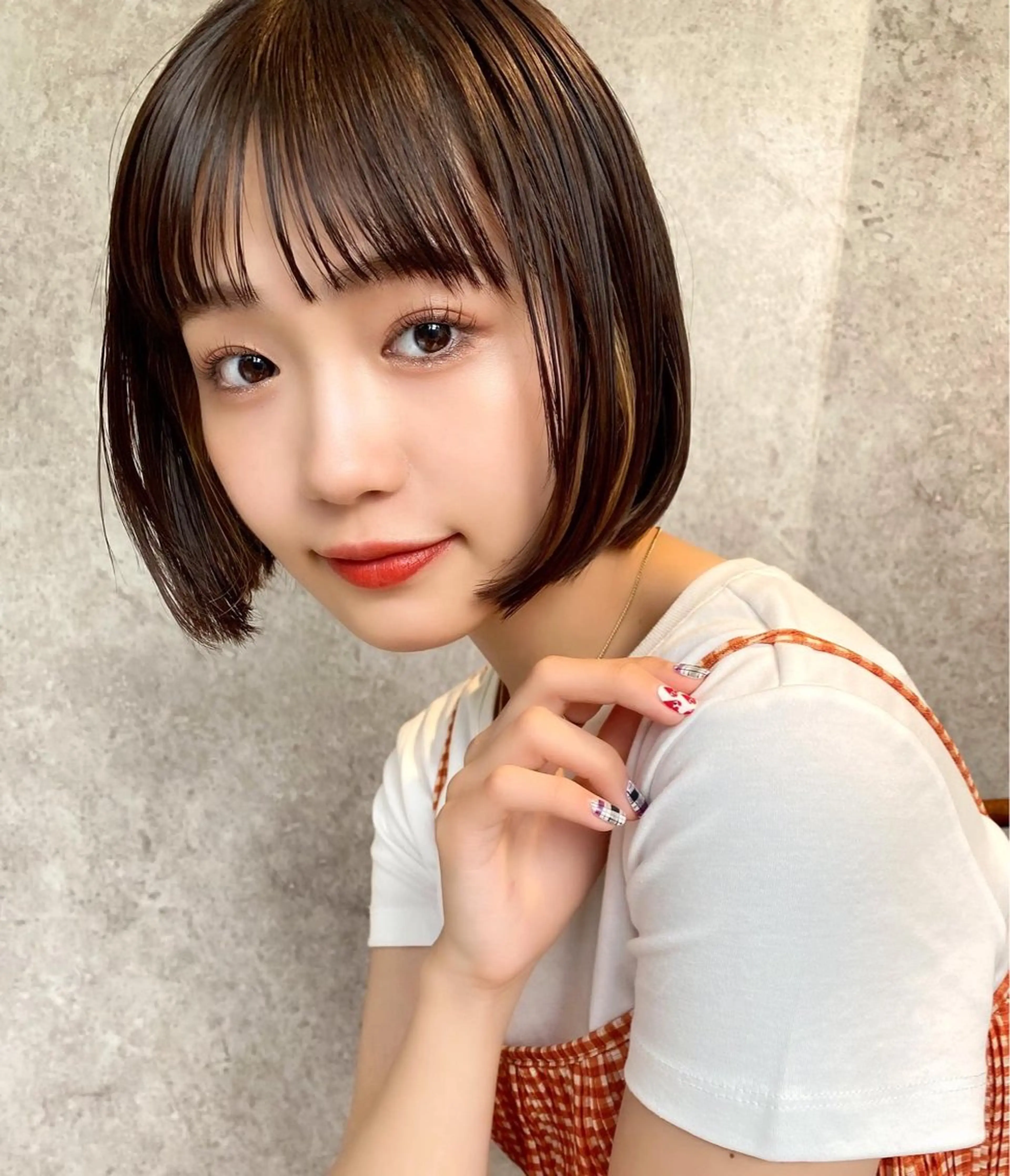 ミディアム 切りっぱなしボブ ショートボブ ボブレイヤー ボブ くびれヘア カット ヘアカラー ボブ顔周り 韓国遠藤小雪のヘアスタイル