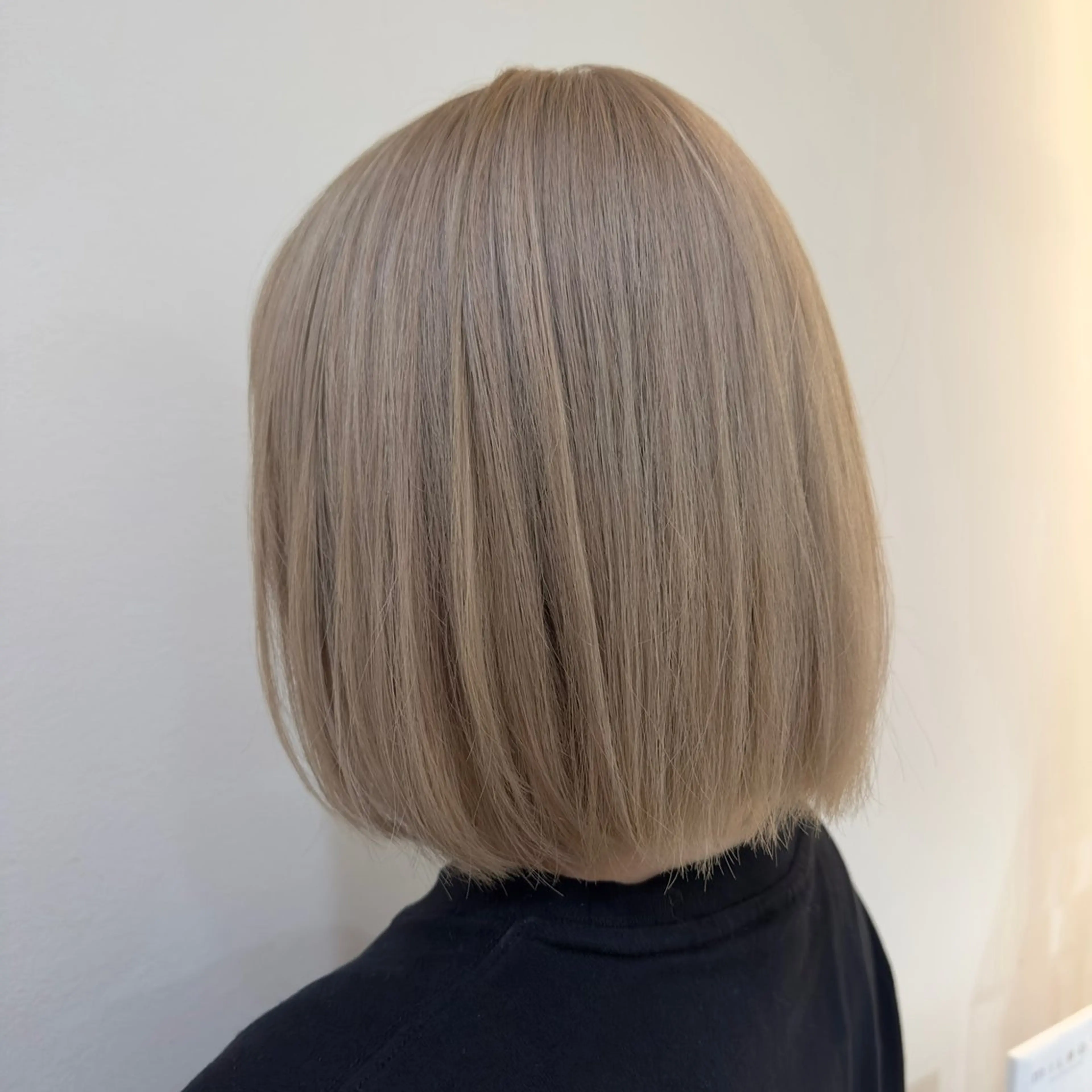 ミディアム カラー ブリーチ ヘアカラー 艶髪 インナーカラーのヘアスタイル