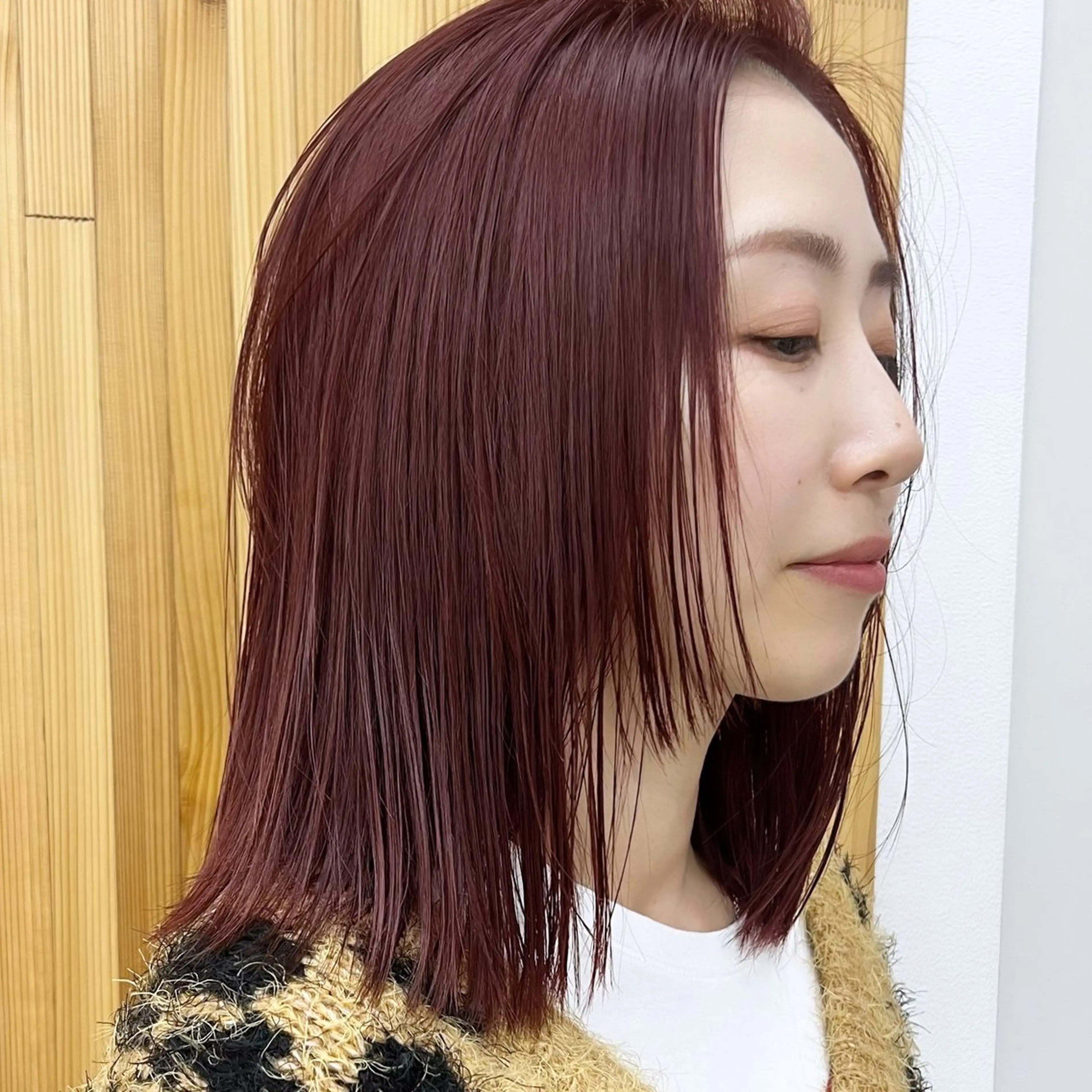 ミディアム カラー ミディアムパーマ ダブルカラー インナーカラー くびれヘア 斜めバング ヘアカラー トリートメント ヘアセット ニュアンスレイヤー ハイトーンカラーのヘアスタイル