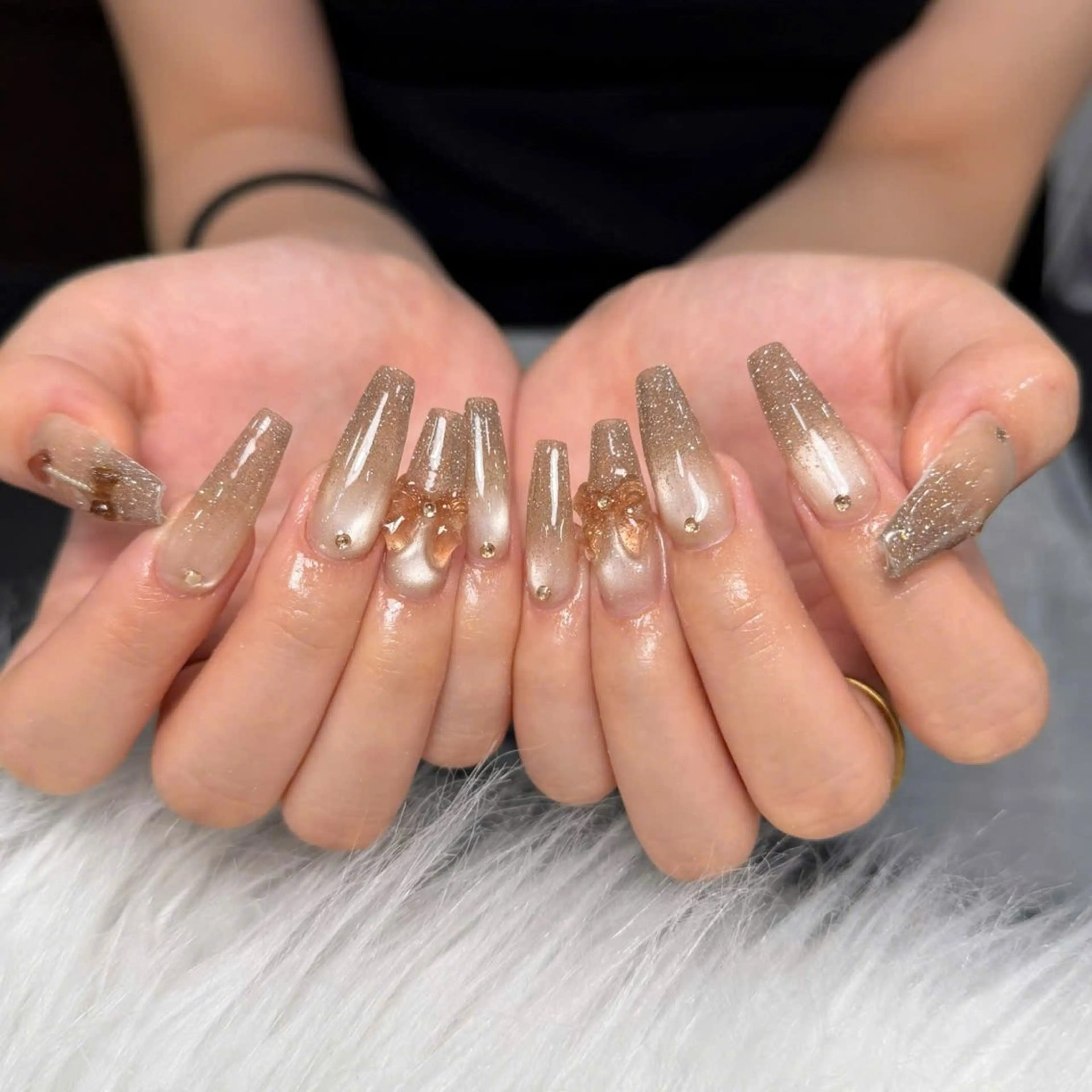 ネイル オーロラネイル フットネイル フレンチネイル ジェルネイル ガラスフレンチ ハンドネイル Michi_Nails_Salon所属・Michi Nail Staffのネイルデザイン