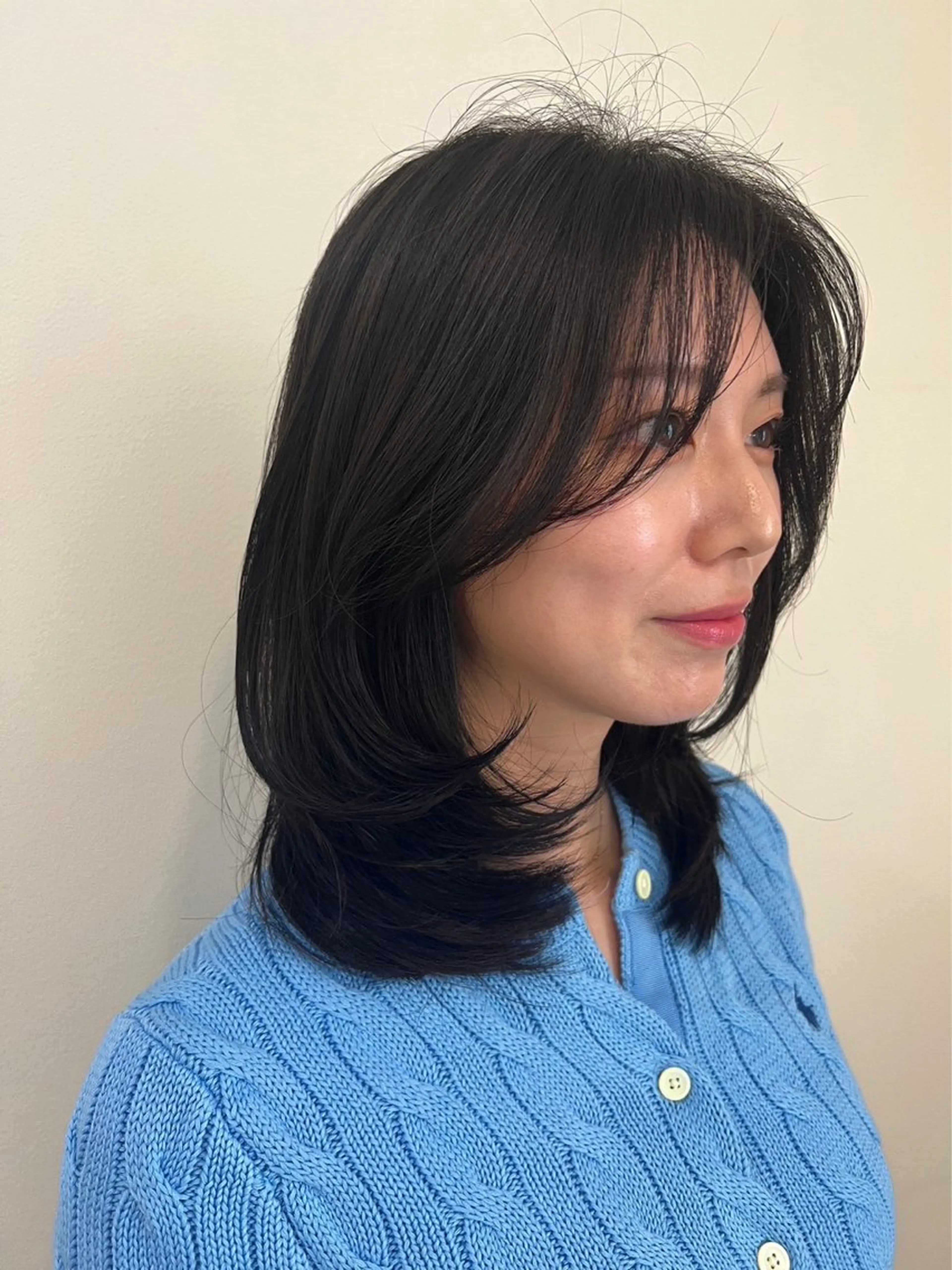 ミディアム カラー 黒髪 ブルーカラー ブルーブラック 石原 悠貴のヘアスタイル