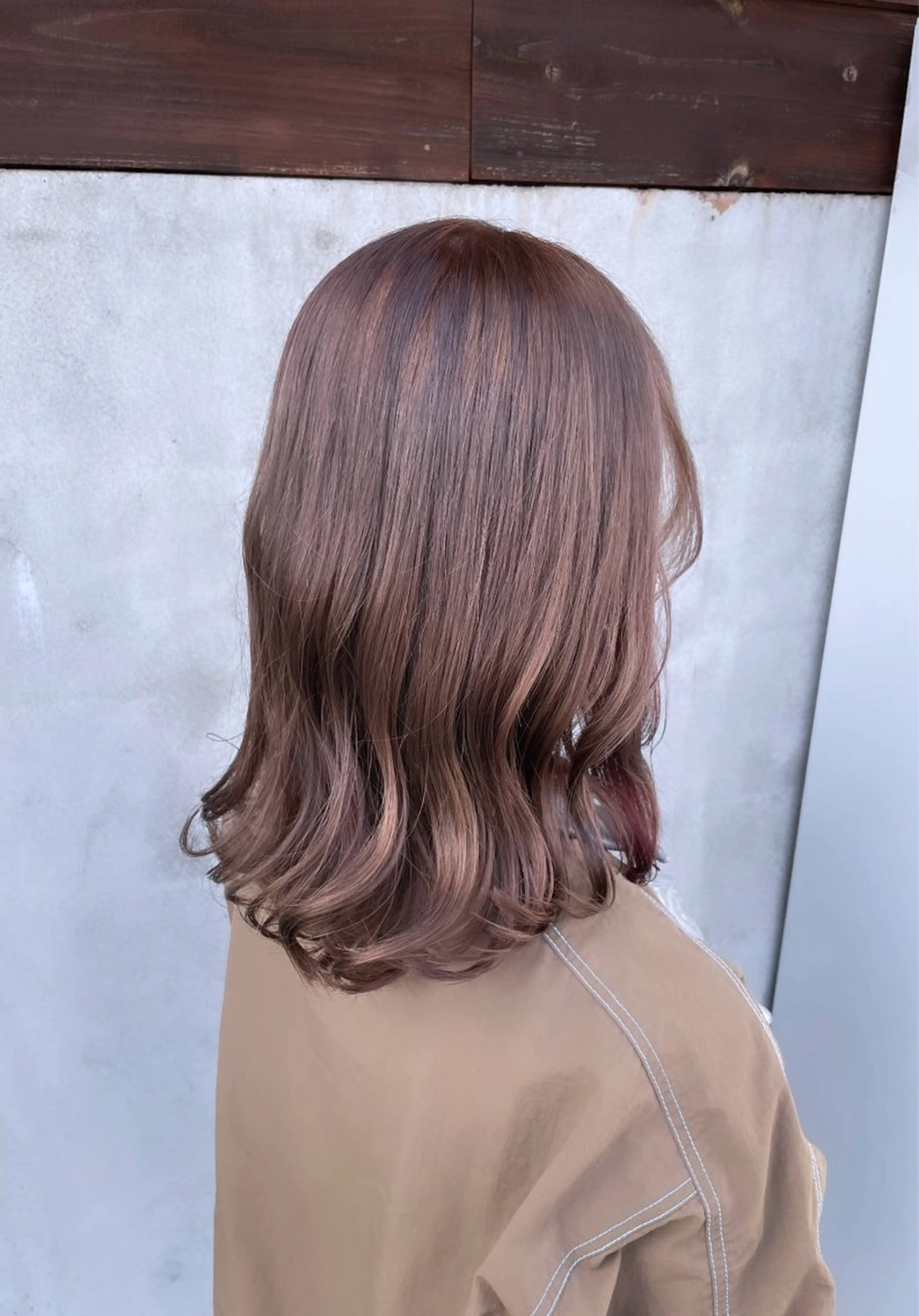 ミディアム カラー ベージュカラー ミルクティーベージュ ayaka |トレンドヘアのヘアスタイル