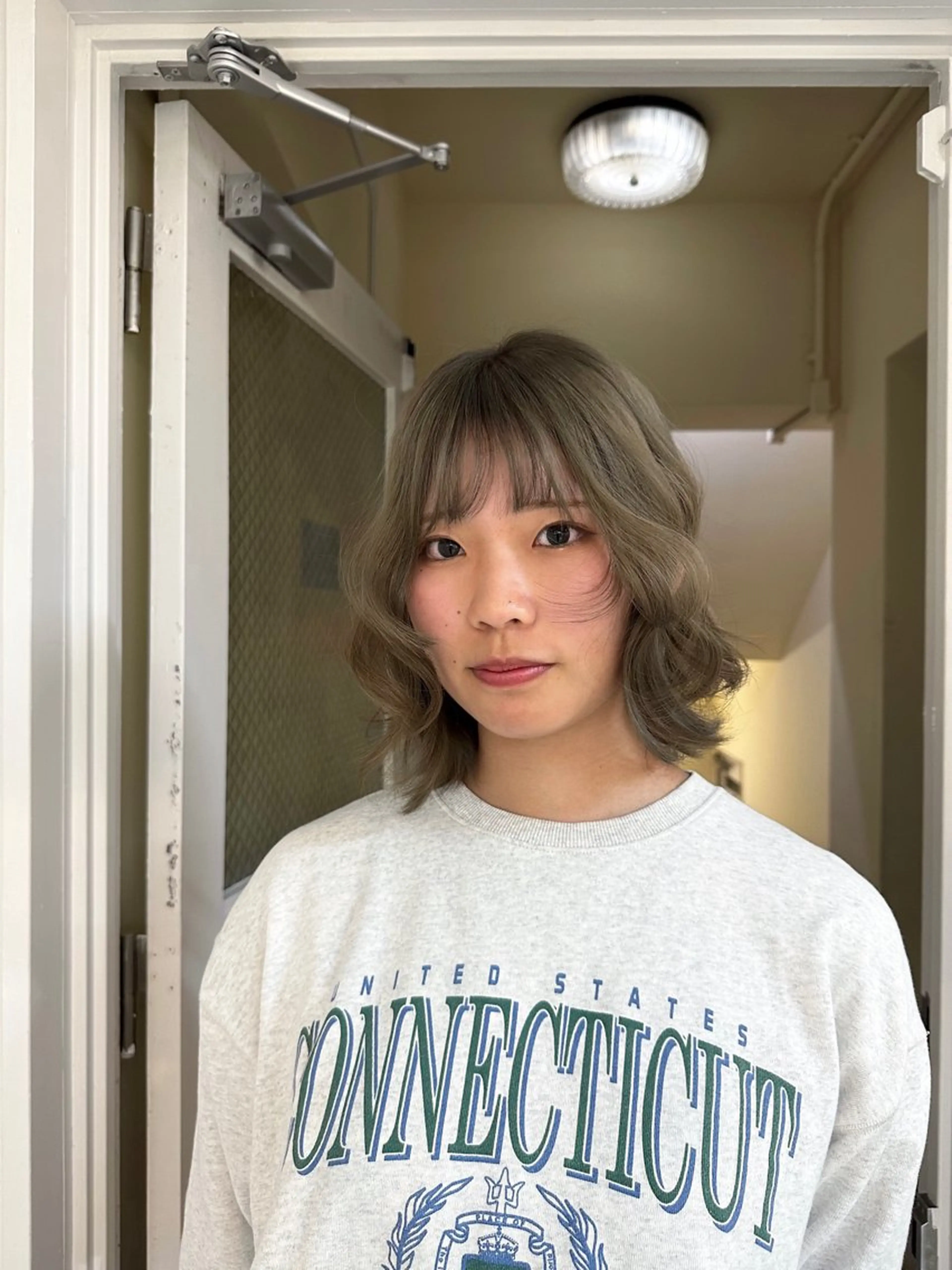 ミディアム カラー ベージュカラー ブリーチ オリーブベージュ FavyS「フェイヴィーズ」所属・竹中 彩音のヘアスタイル