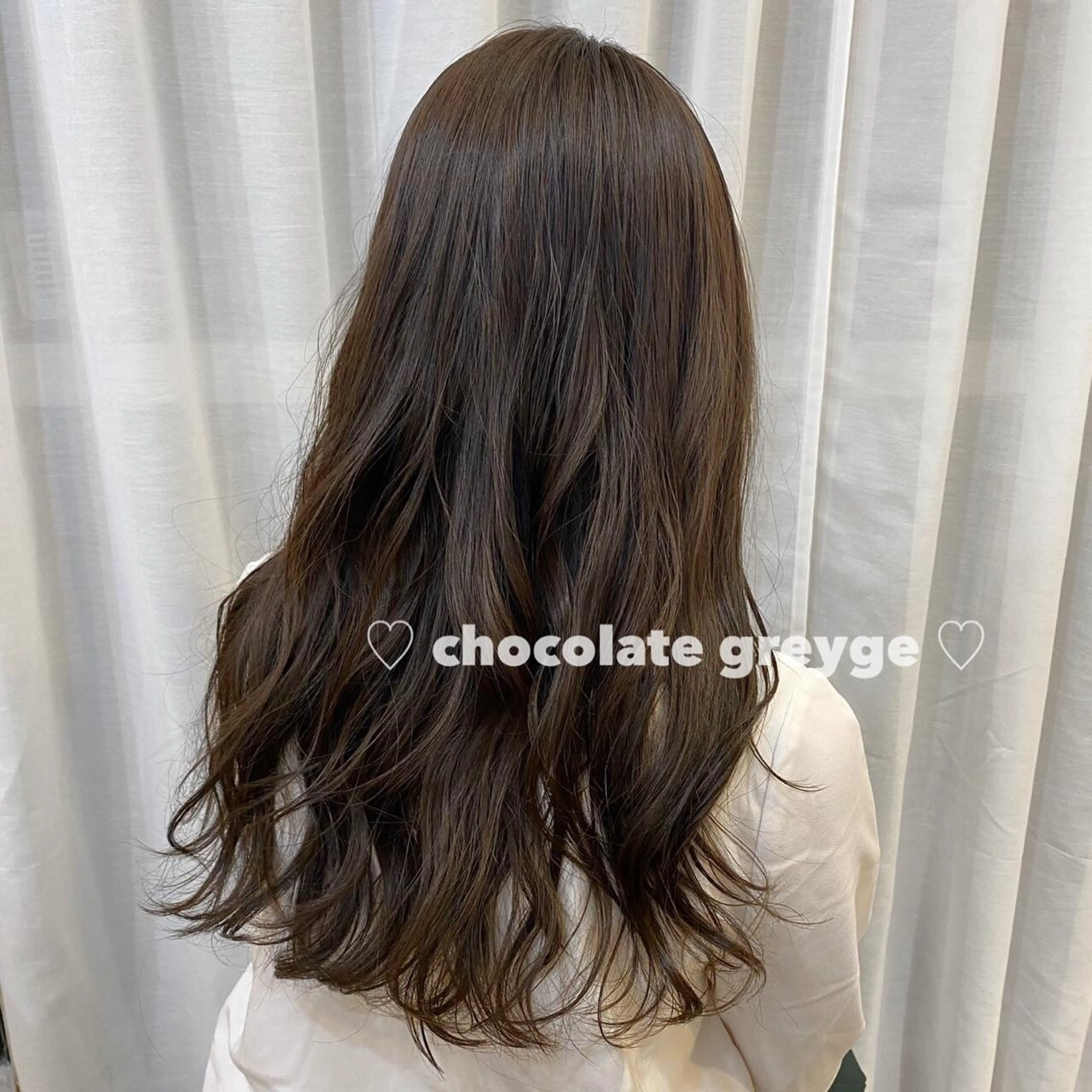 ロング ブリーチなしカラー レイヤーカットのヘアスタイル