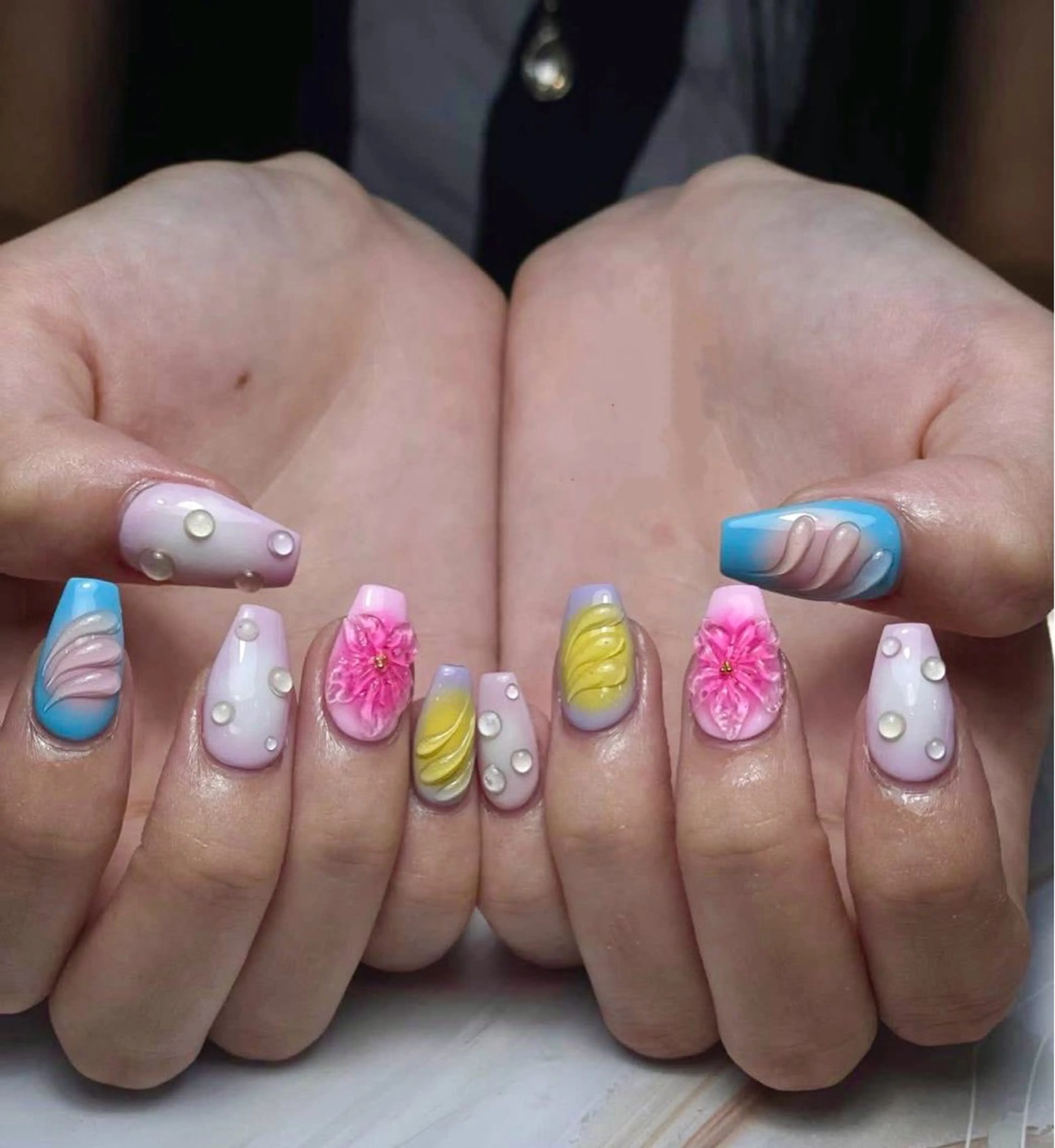 🌸ぷっくり3Dフラワー×立体アート💅ピンク・ブルー・イエローの組み合わせで指先が一気に華やかに➕ジェルオフ無料‼️の写真