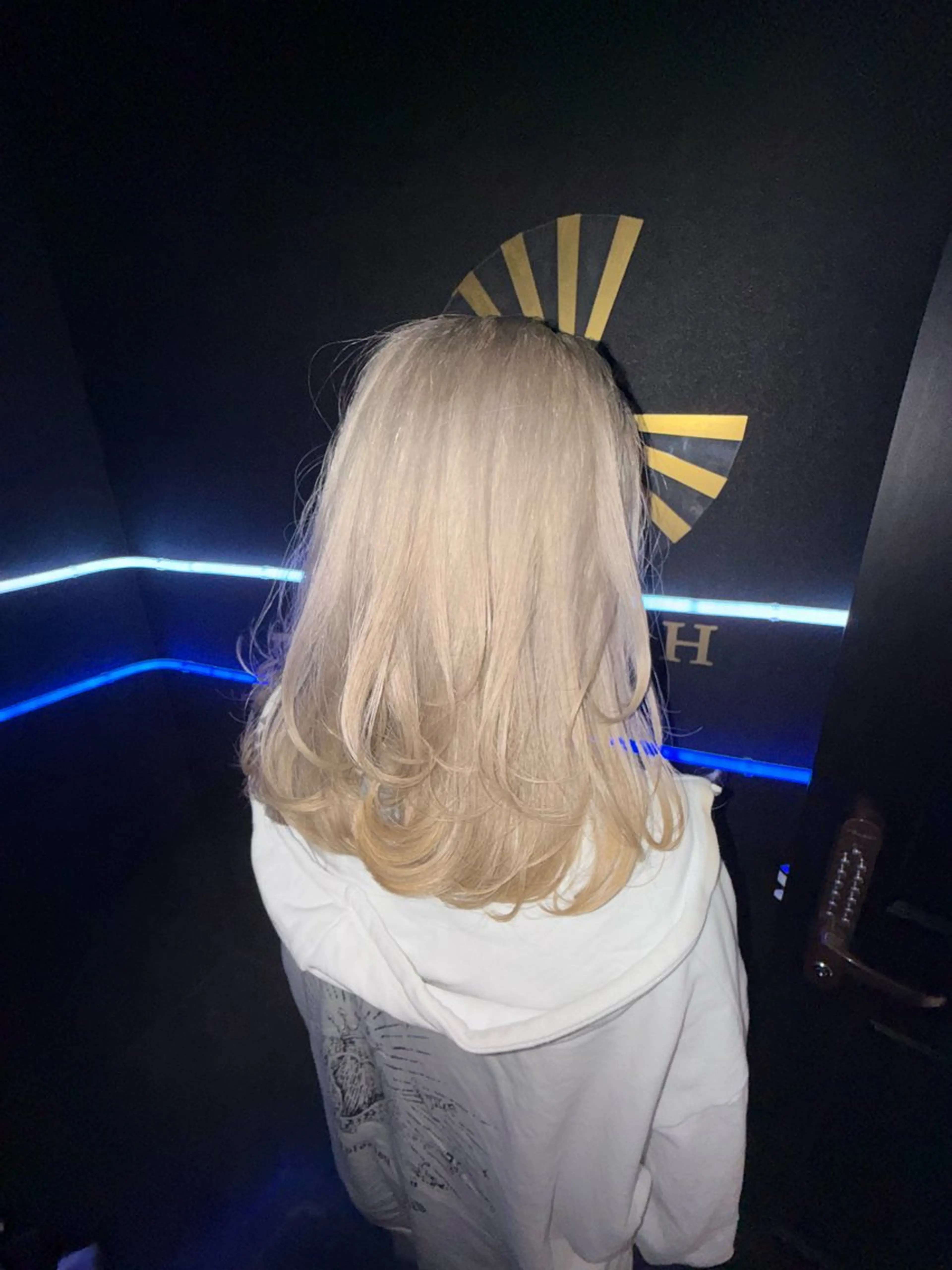 ミディアム カラー ヘアカラー トリートメント LINOAH所属・派手髪の錬金術師 🌟佐藤貴翔のヘアスタイル