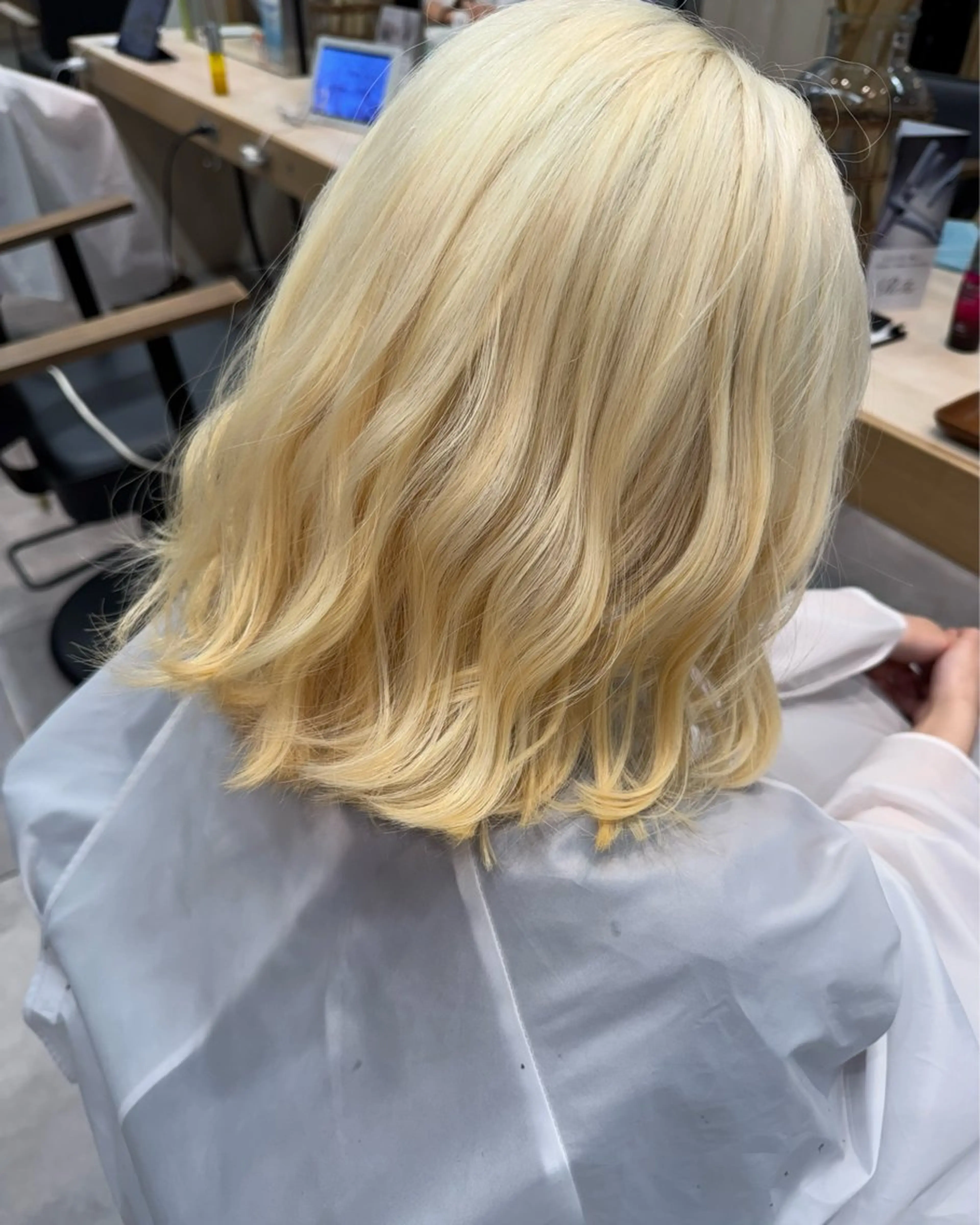 ミディアム カラー ヘアアレンジ ブリーチ 抜きっぱなしブロンド ケアブリーチ ヘアカラー LUCK本厚木 浦住 貴大のヘアスタイル