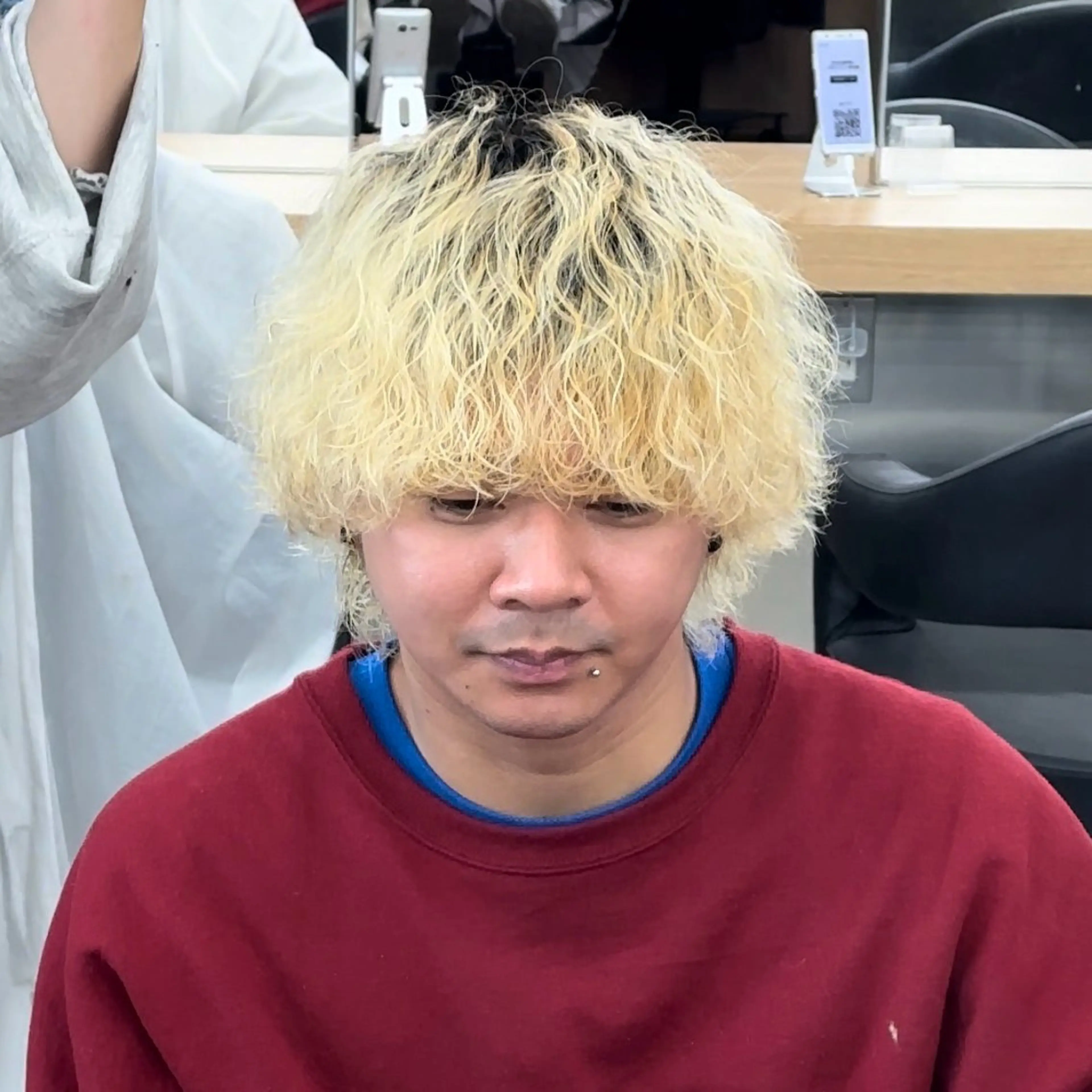 ミディアム カラー パーマ メンズ ミディアムパーマ センターパート メンズハイライト マッシュ メンズパーマ SKILL ikebukuro所属・✂️メンズカット ひろき✂️のヘアスタイル