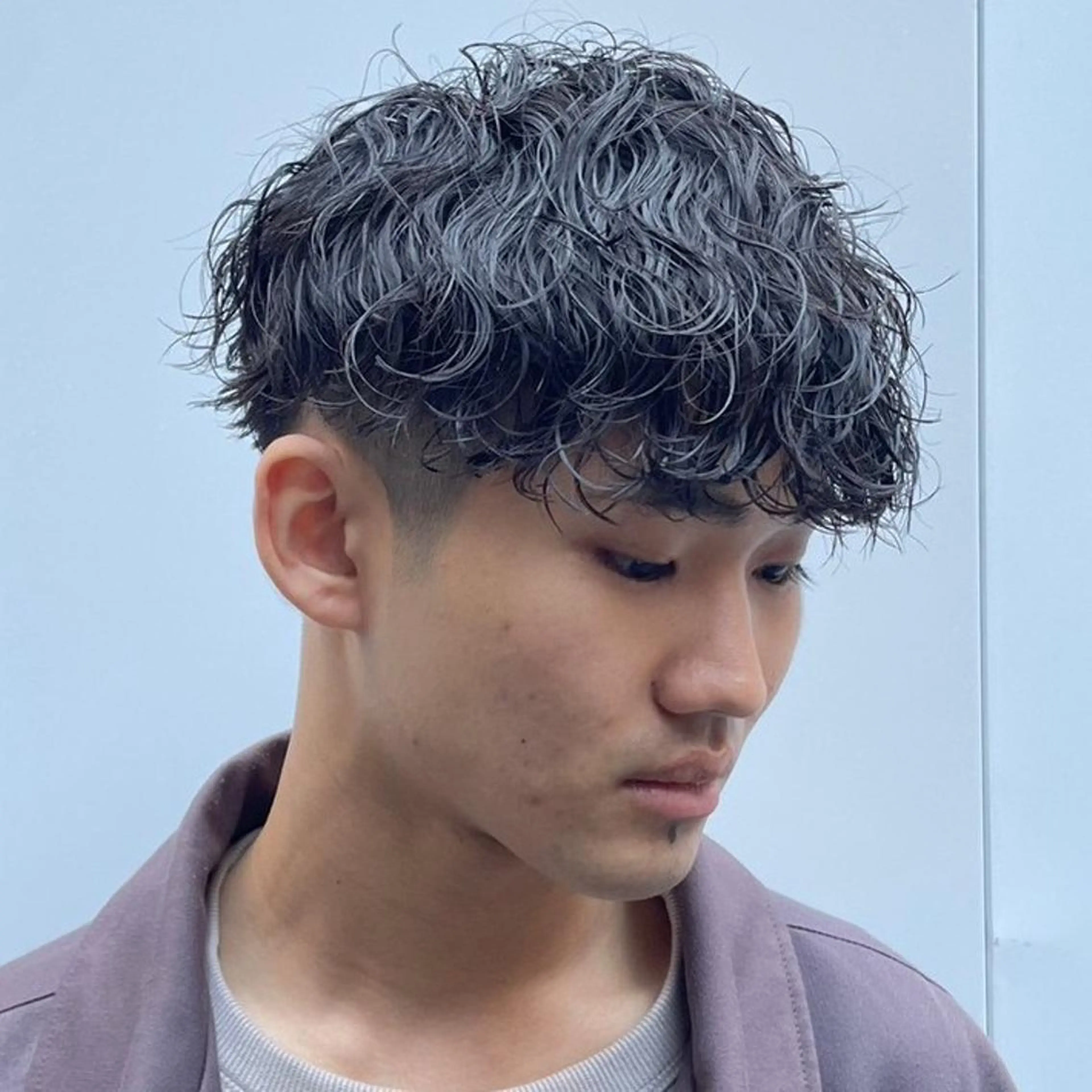 ショート メンズ パーマ メンズブリーチ センターパート メンズハイライト メンズインナーカラー メンズ韓国風 カット パーマ N° anfeel 渋谷🪞🫧のヘアスタイル
