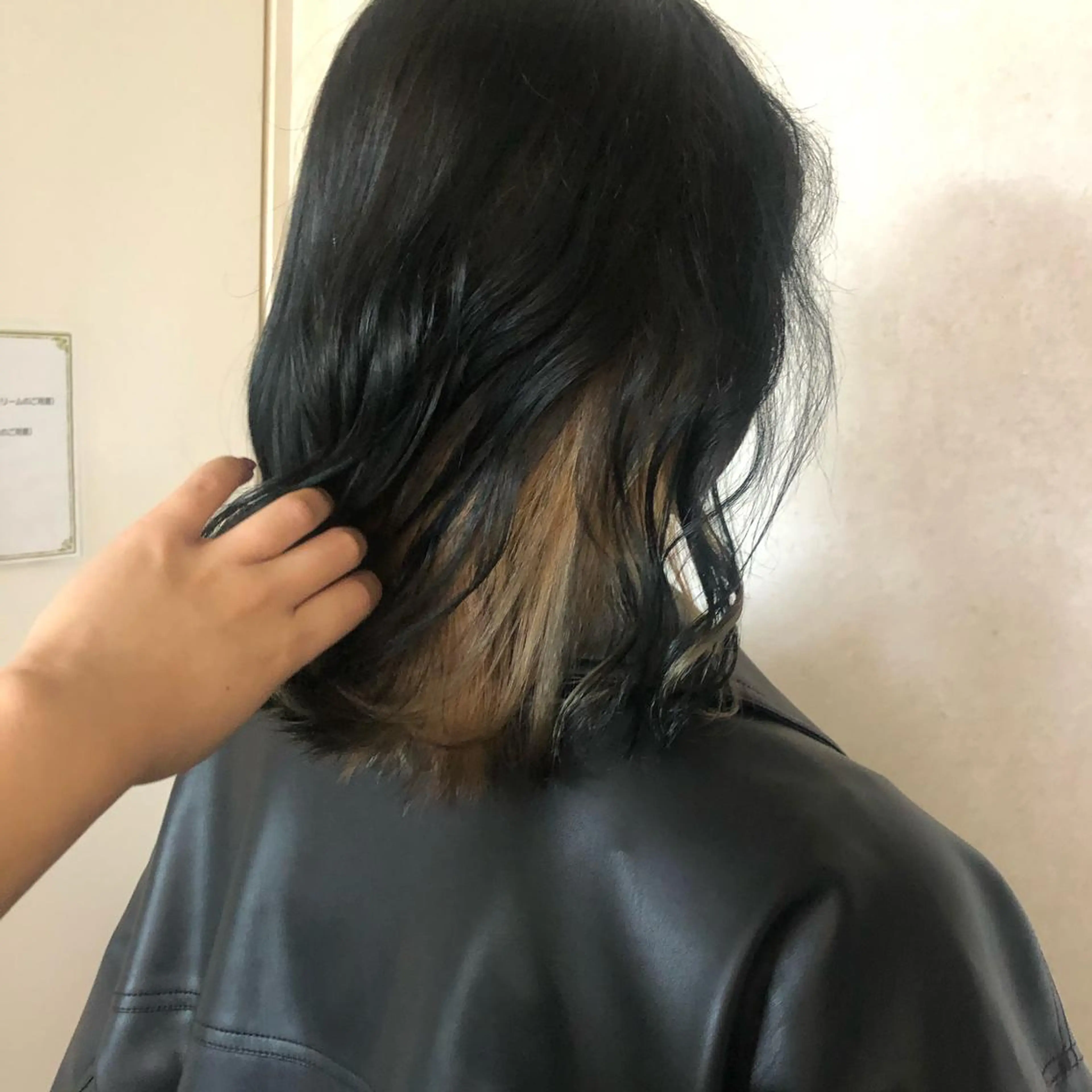 ショート ヘアカラー 半田 知穂のヘアスタイル