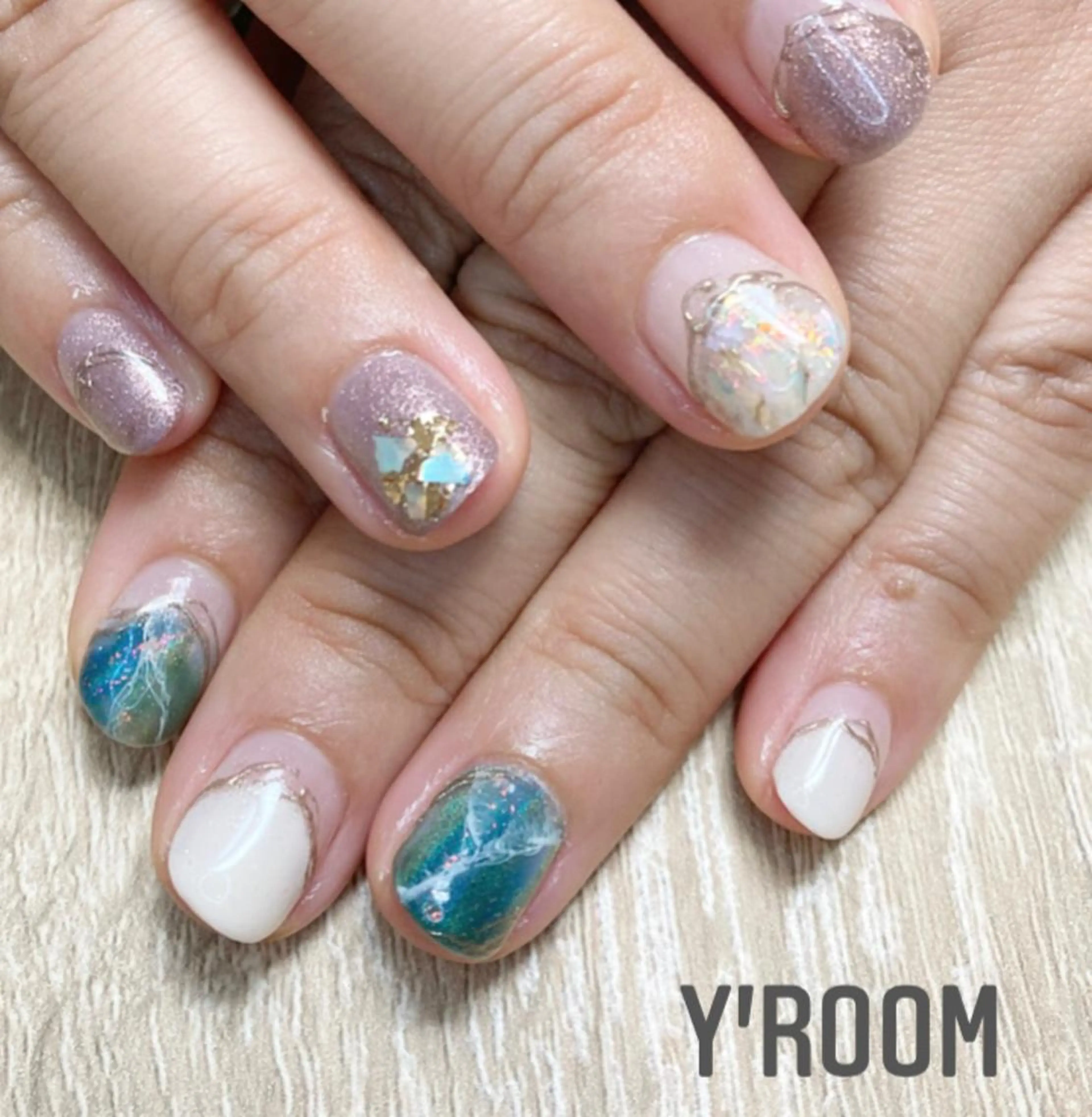 ネイル オーロラネイル フラッシュネイル フットネイル ジェルネイル 氷ネイル・うるうるネイル ハンドネイル YUKA （ネイリスト）のネイルデザイン