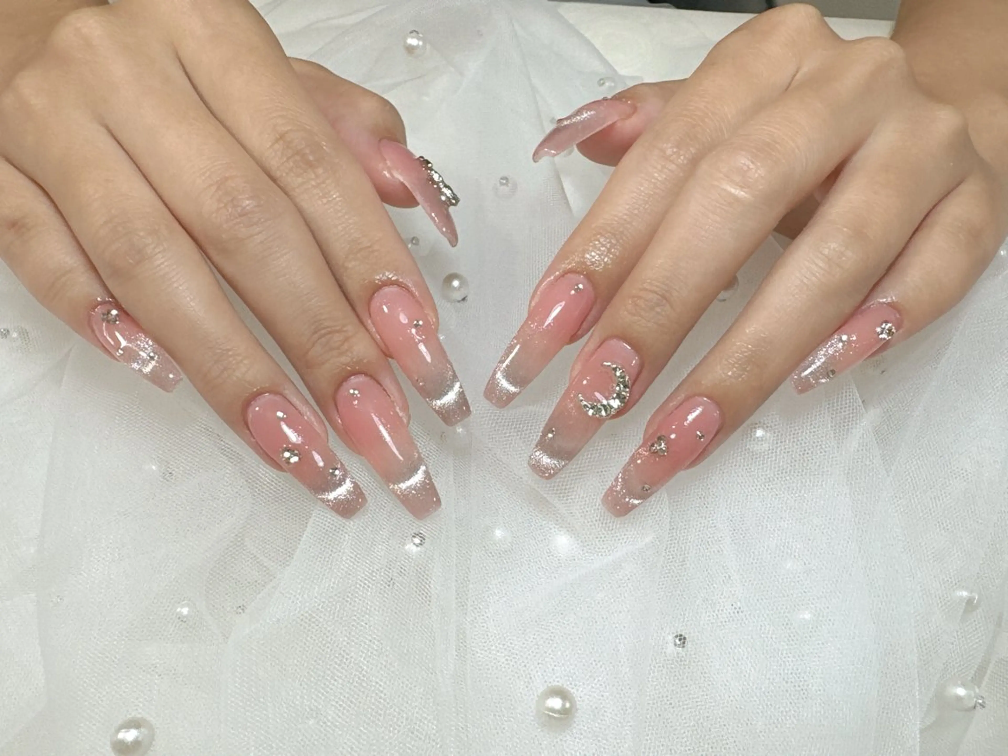 🎀 【チップスカルプ】ワンホンマグネットフレンチ+2個大きパーツの写真