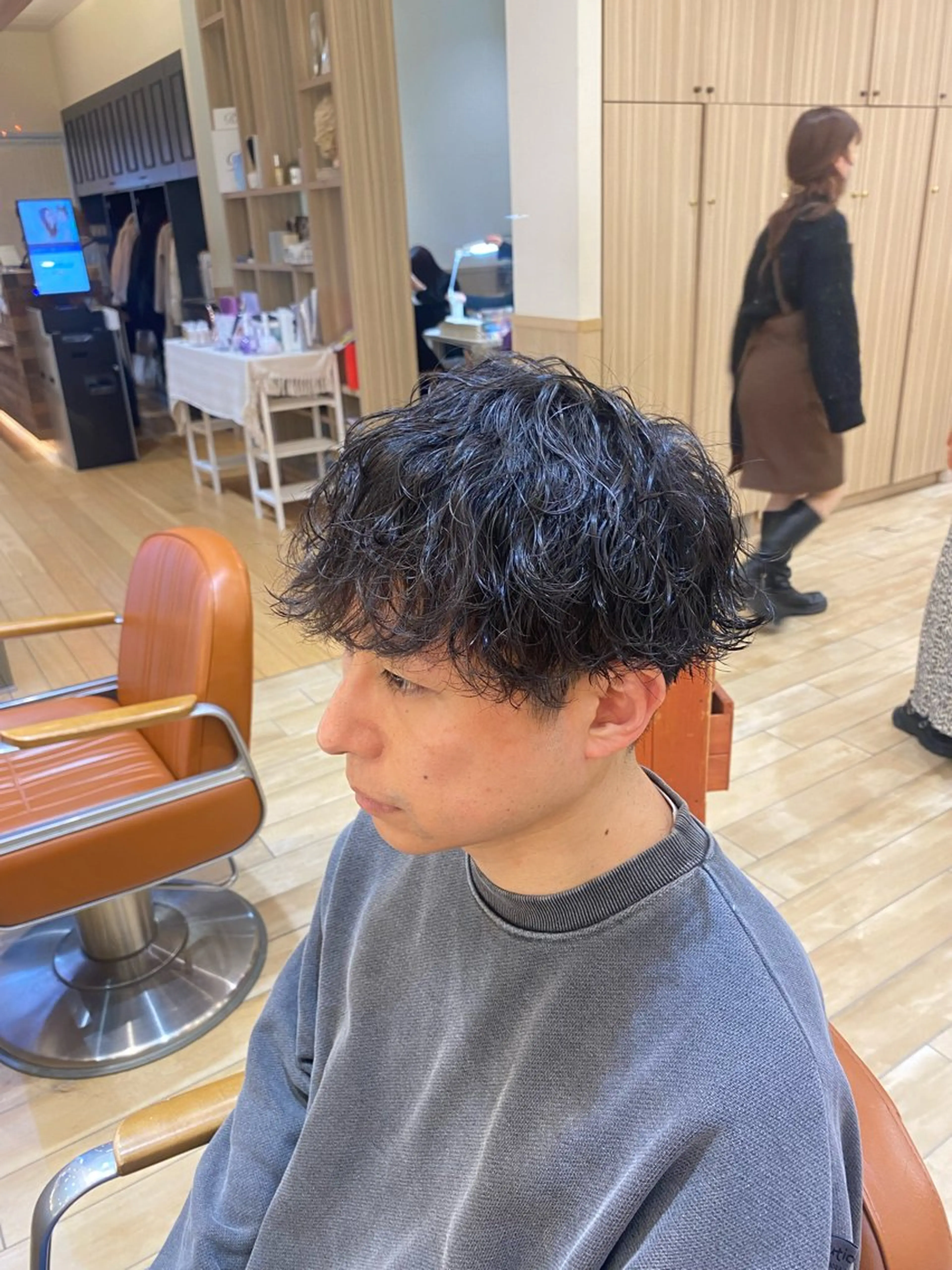 ミディアム カラー パーマ ヘアアレンジ メンズ ミディアムパーマ メンズパーマ カット パーマ トリートメント ヘアセット 新宿スペインカール ヨモギダのヘアスタイル