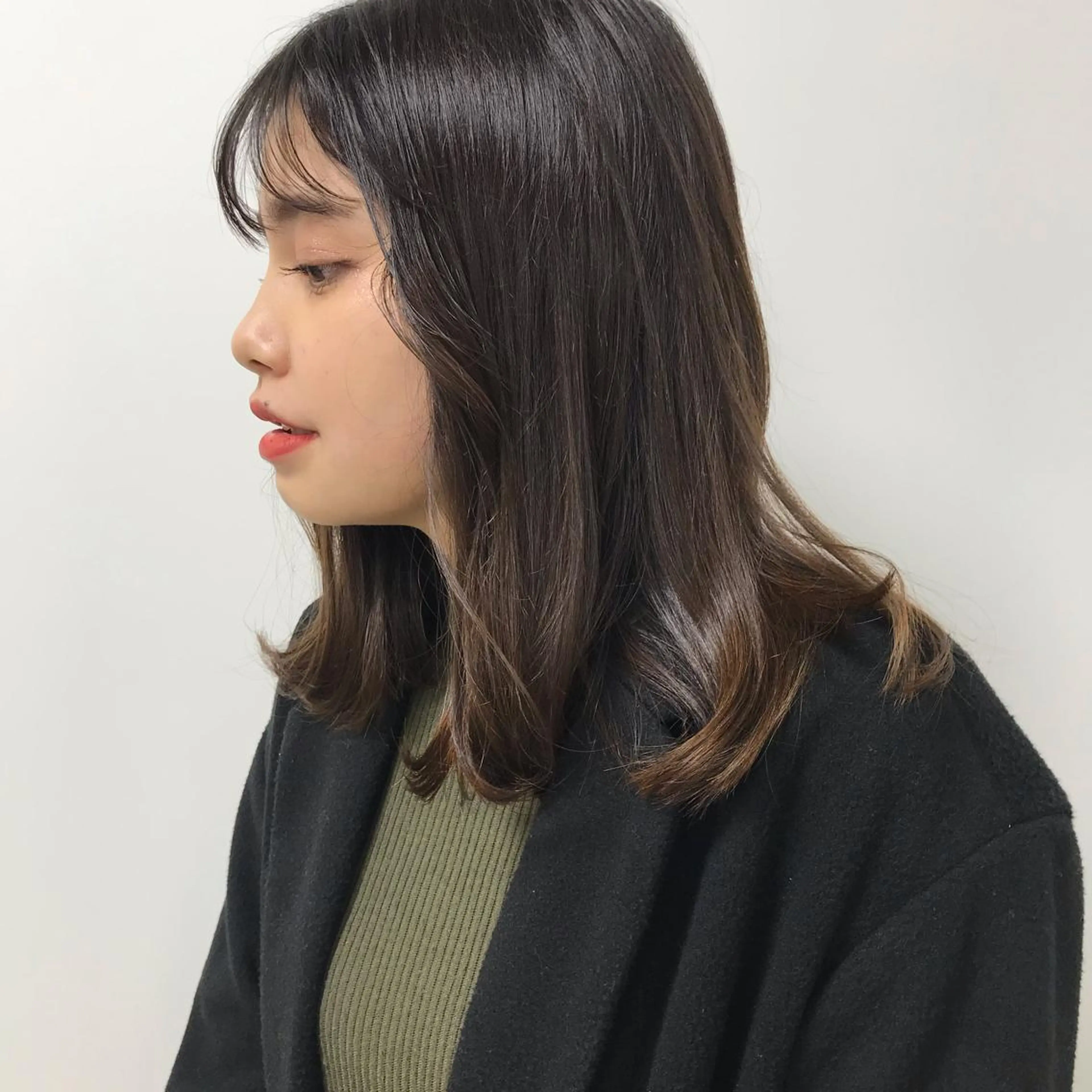 ミディアム カラー シースルーバング HARUNA🤍 色持ち良いツヤ髪のヘアスタイル