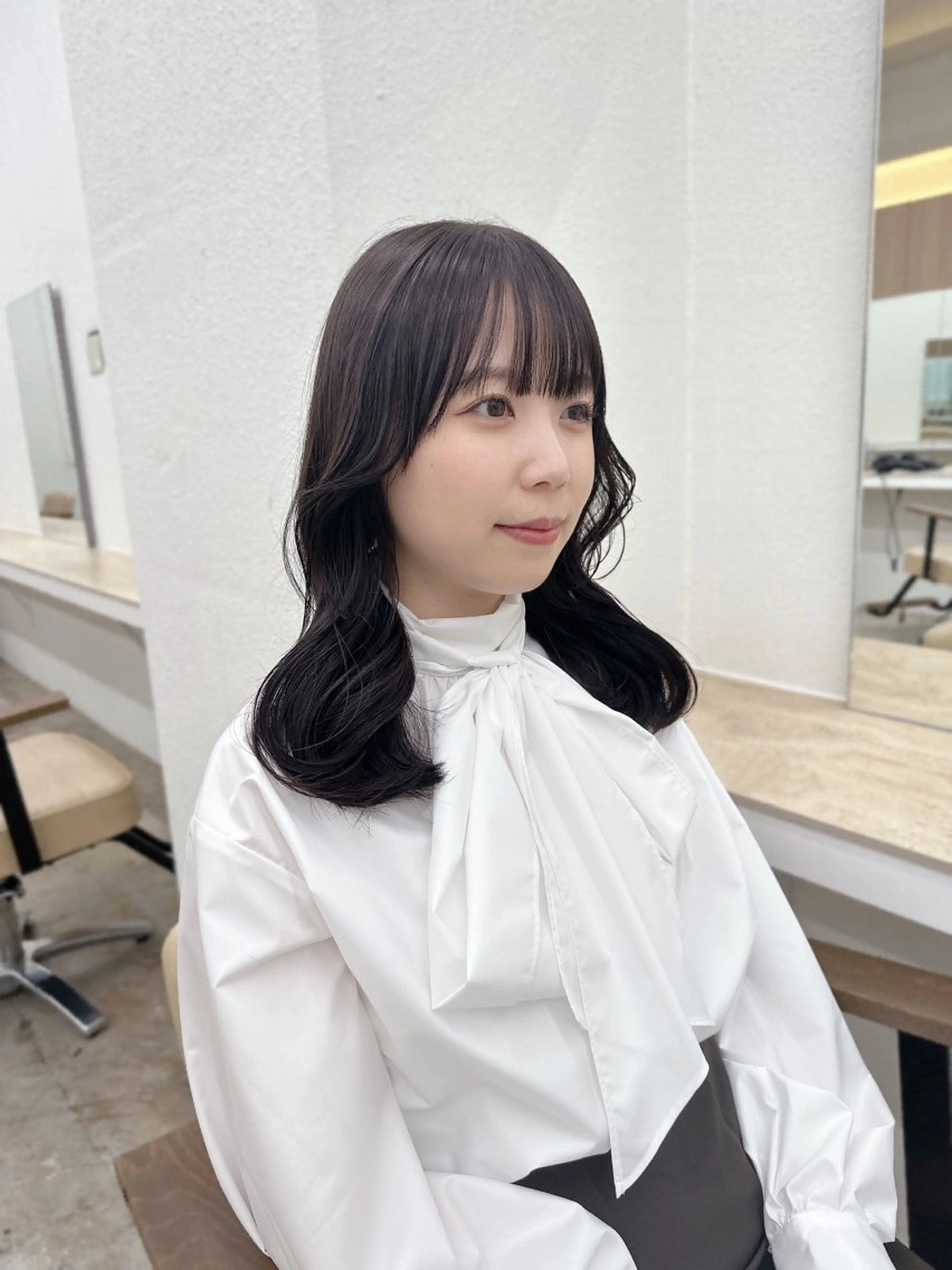 ミディアム カラー グレージュ オリーブグレージュ オリーブグレー くびれヘア 🌼透明感艶カラー オリーブ🌼河村咲のヘアスタイル