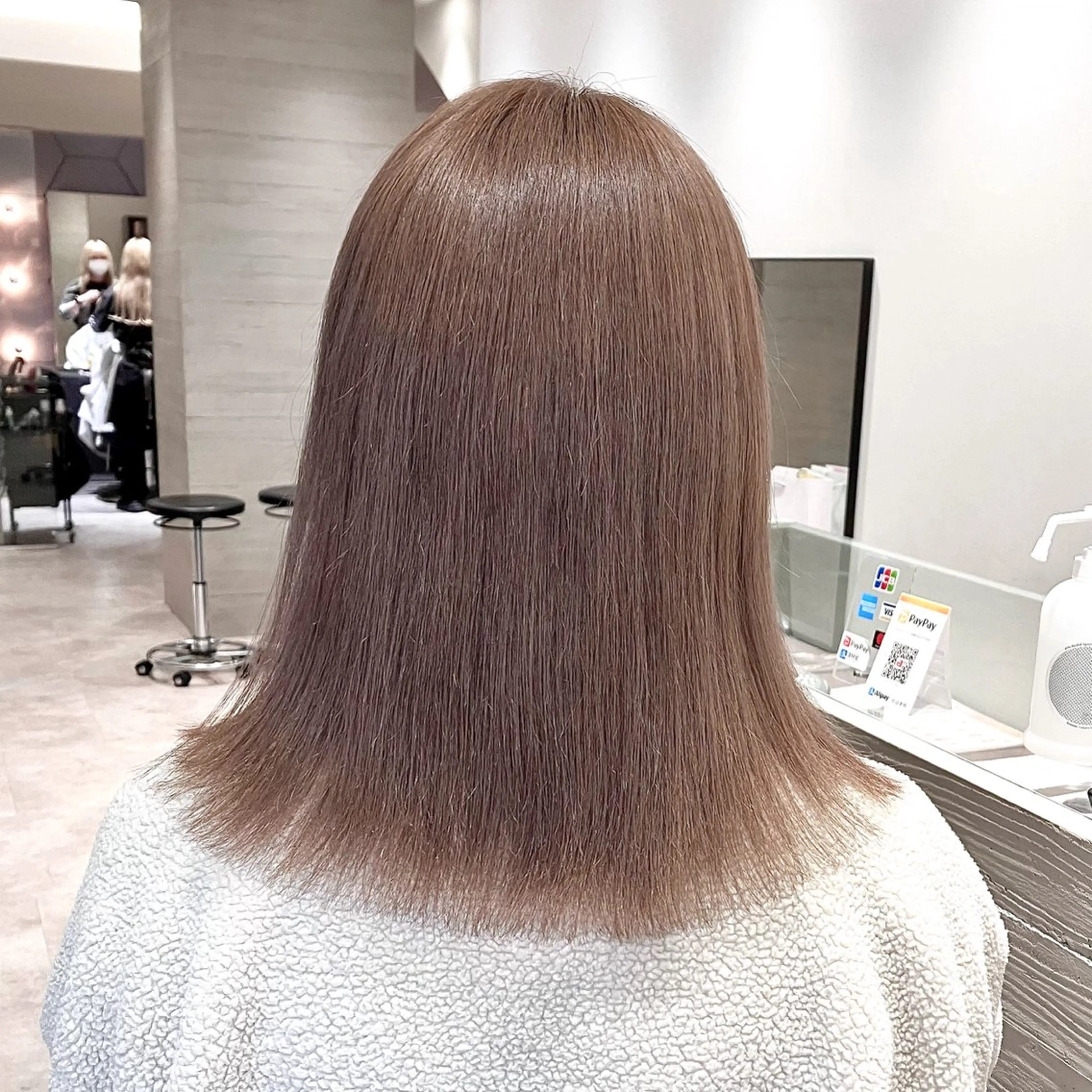 ミディアム カラー ブリーチ グレージュ ミルクティーグレージュ サキ🤍ハイトーン 🩰くびれ巻きヘアのヘアスタイル