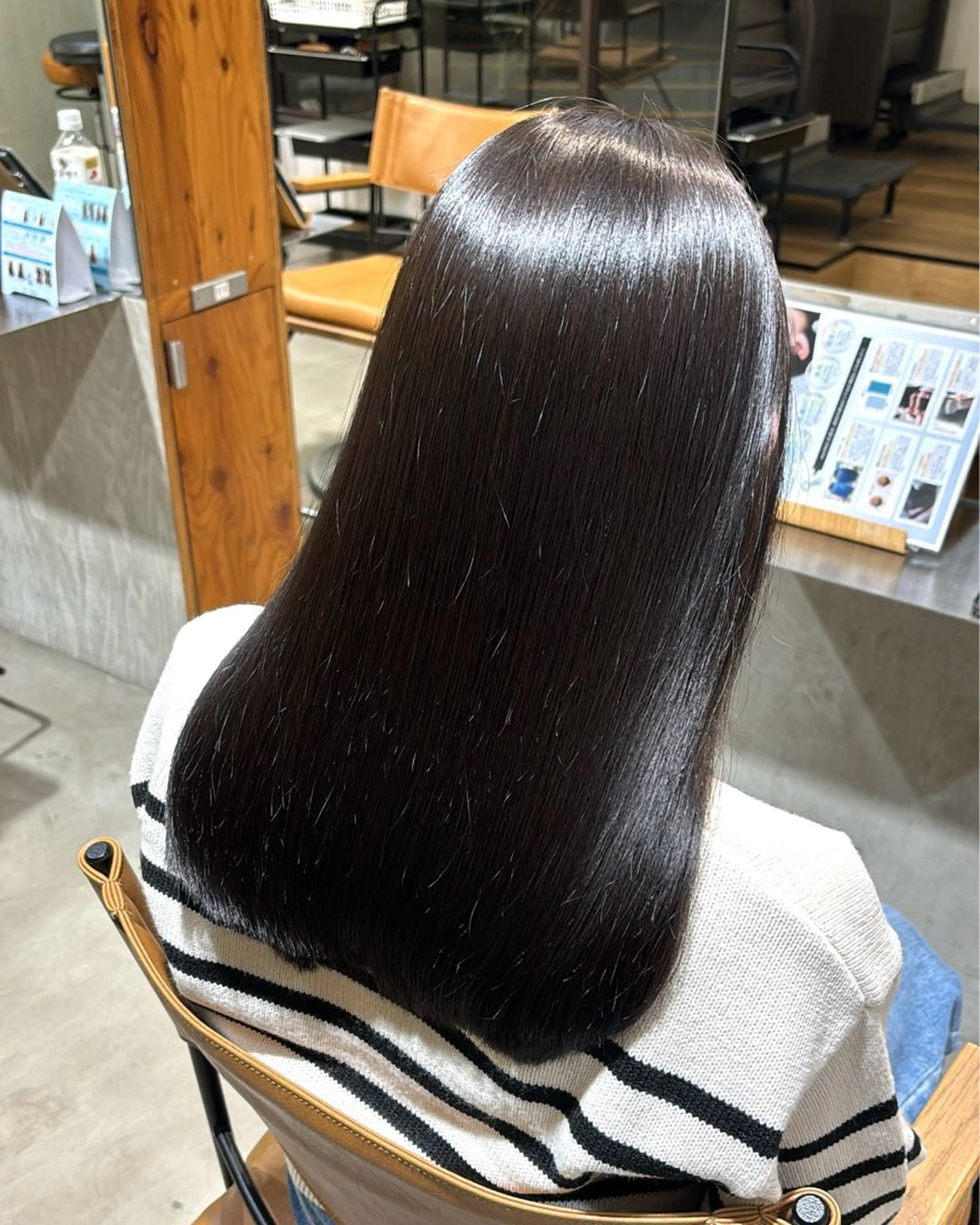 セミロング カラー ダークグレー 小木曽 里華のヘアスタイル