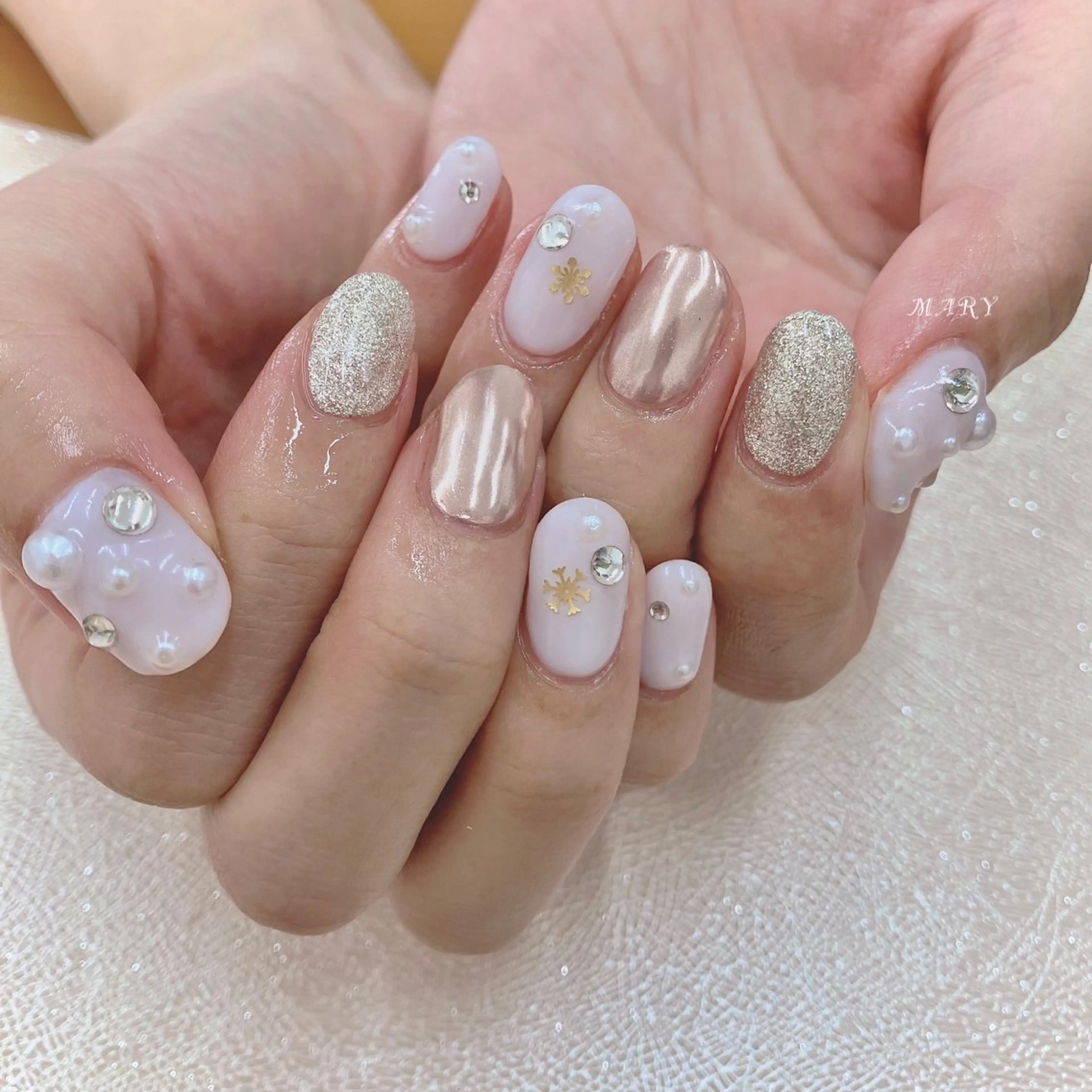 ネイル キラキラネイル ミラーネイル ニュアンスネイル ホワイト 冬ネイル ハンドネイル Mary nail所属・Mary nail .narumiのネイルデザイン