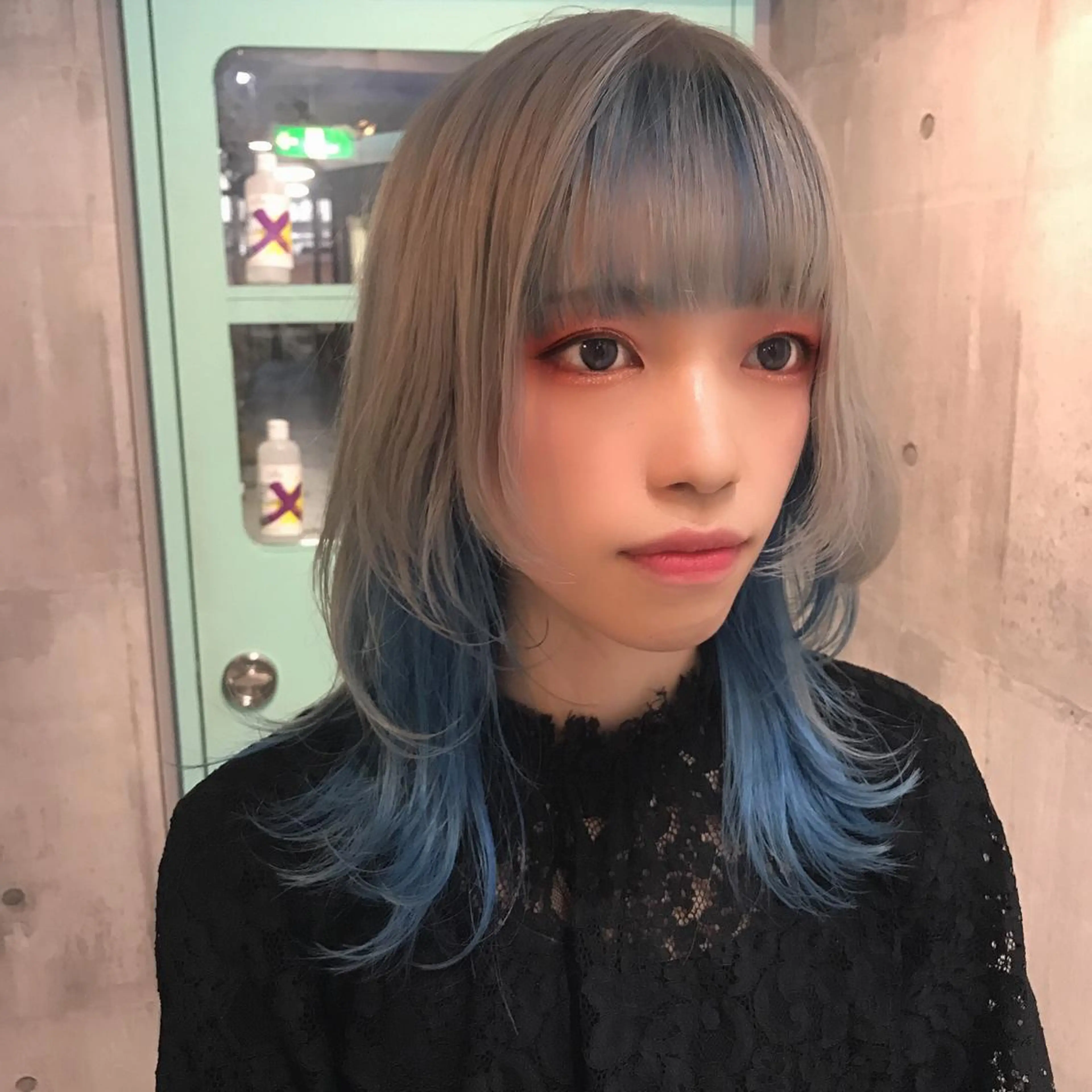 ミディアム カラー シルバー ワイドバング ウルフカット ホワイト&レイヤーカ ットエクステ長畠俊輔のヘアスタイル