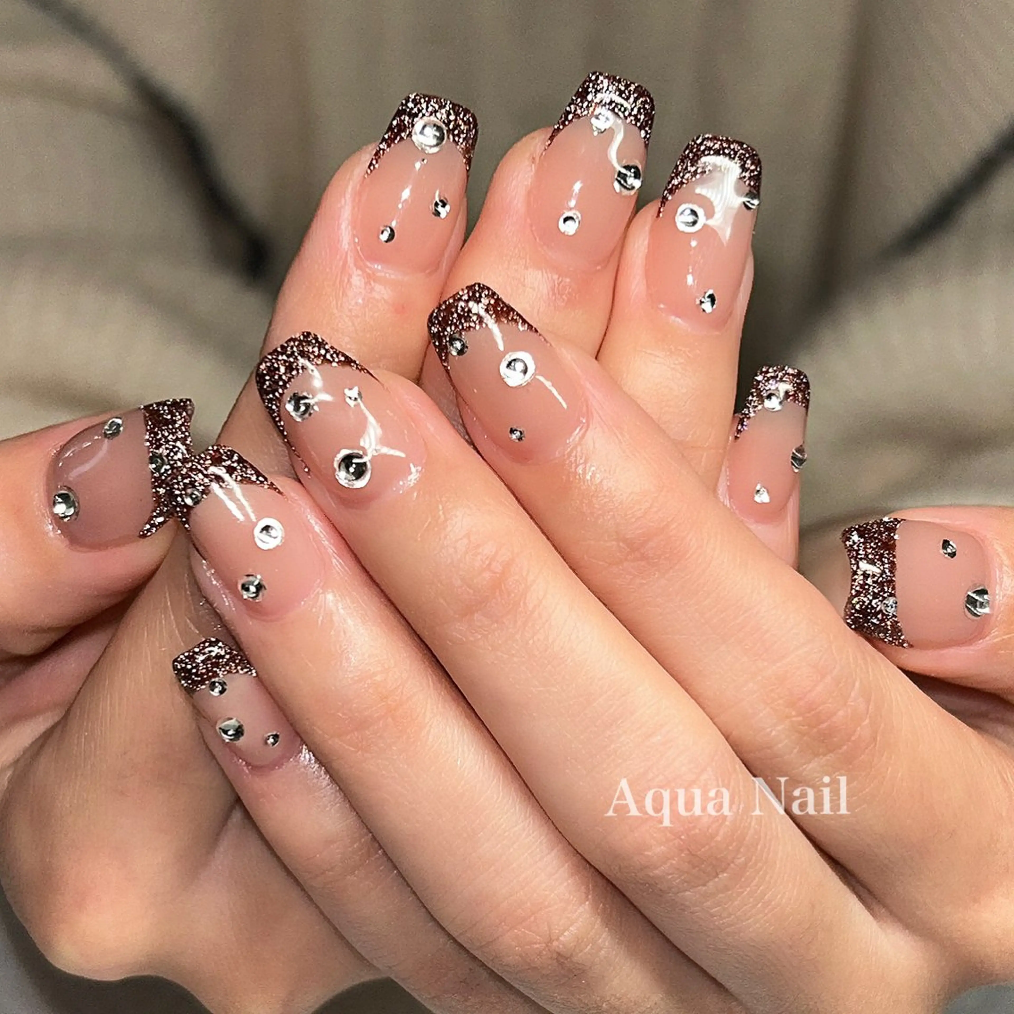 ネイル ブラウン フラッシュネイル フレンチネイル ジェルネイル キラキラネイル ハンドネイル AQUA NAIL所属・AQUA NAILのネイルデザイン