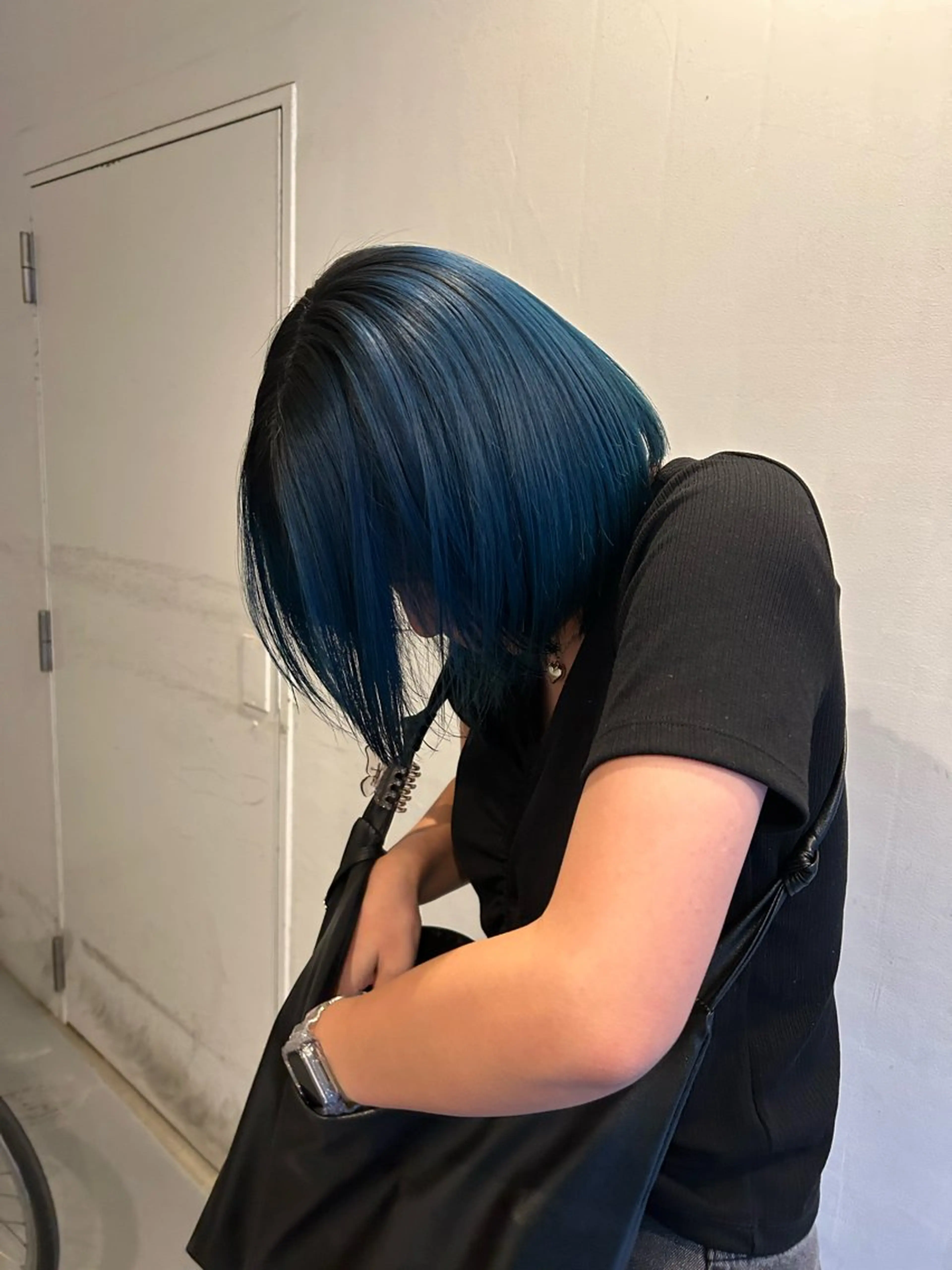 ショート カラー 黒髪 グレーブラック ヘアカラー hen所属・心斎橋/レイヤー/ ブリーチ/モエのヘアスタイル