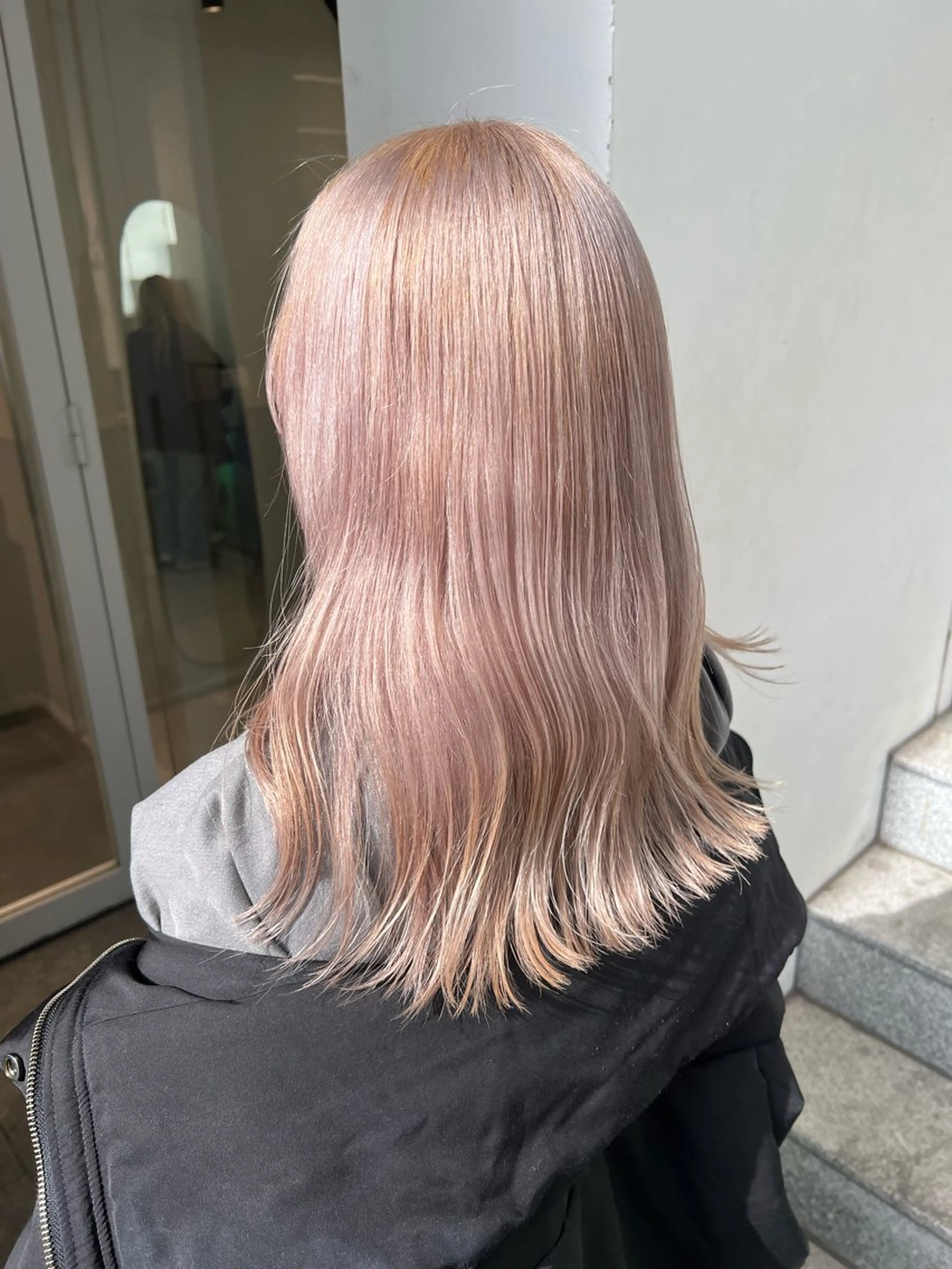セミロング カラー ブリーチ salowin表参道HOLON所属・TOMOYAレイヤー ブリーチ縮毛矯正のヘアスタイル