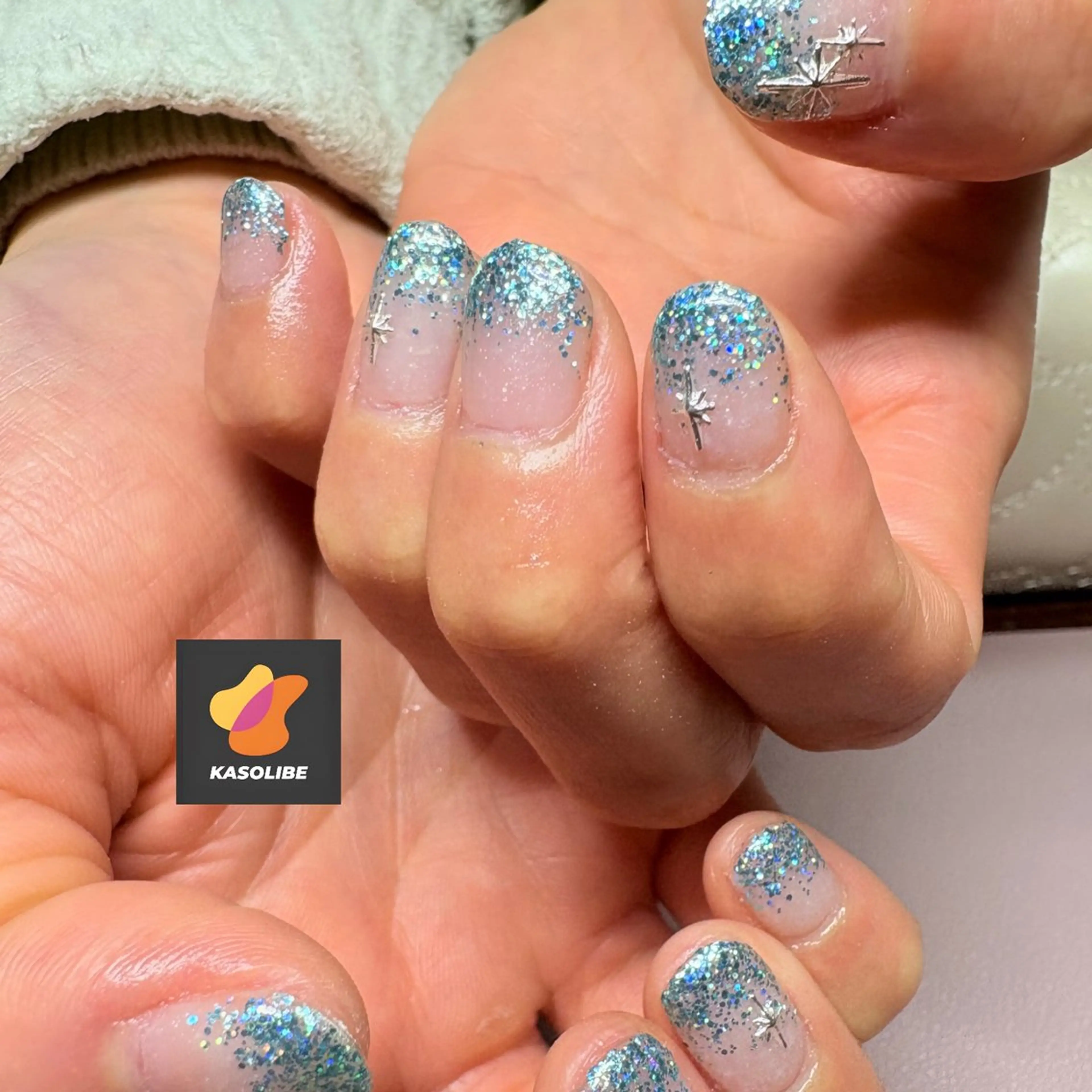 ネイル ブルー ラメ(グリッター) 水色 冬ネイル kasolibe【カソリベ】所属・kasolibe 【カソリベ】のネイルデザイン