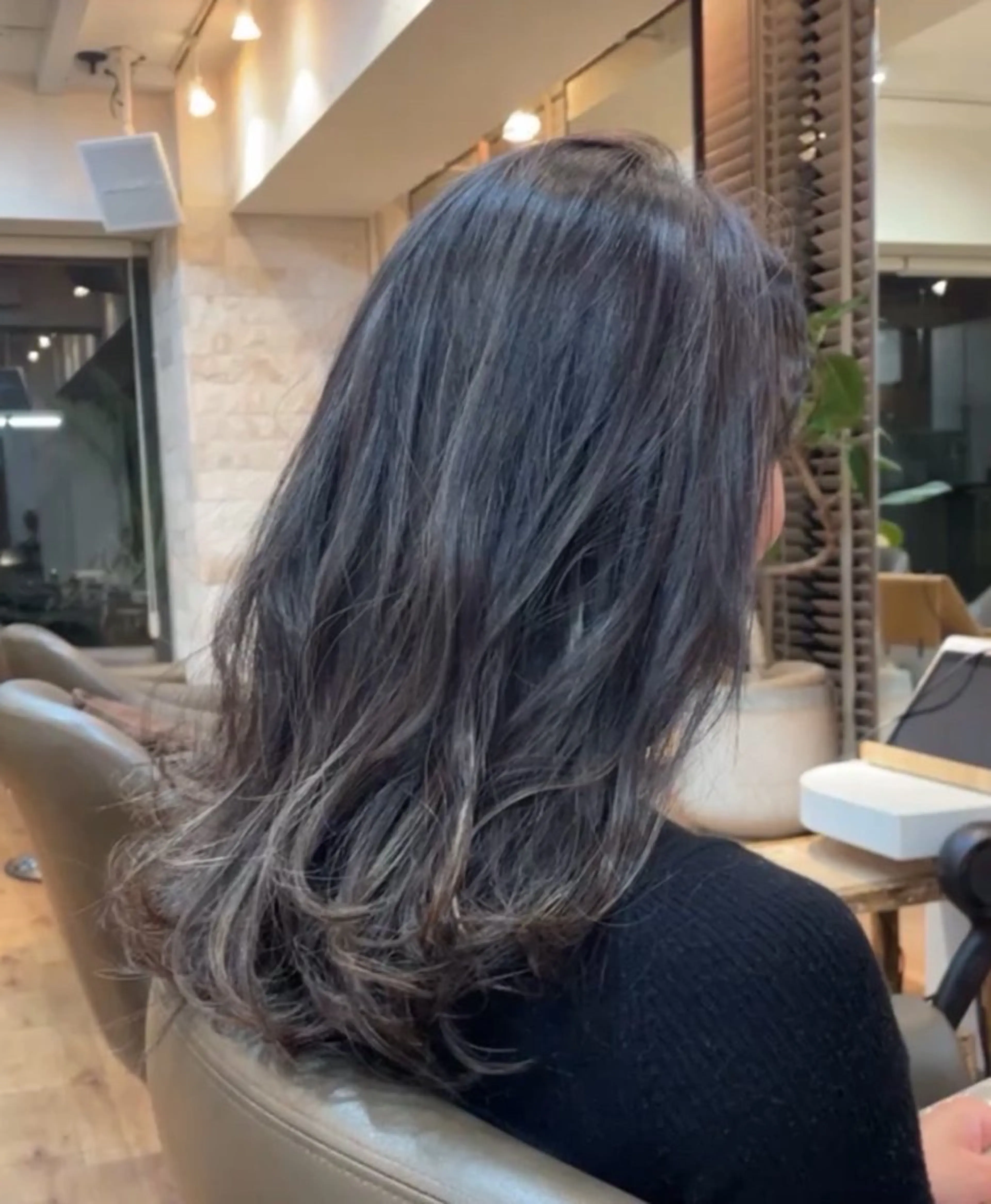 カラー 日高 愛華のヘアスタイル