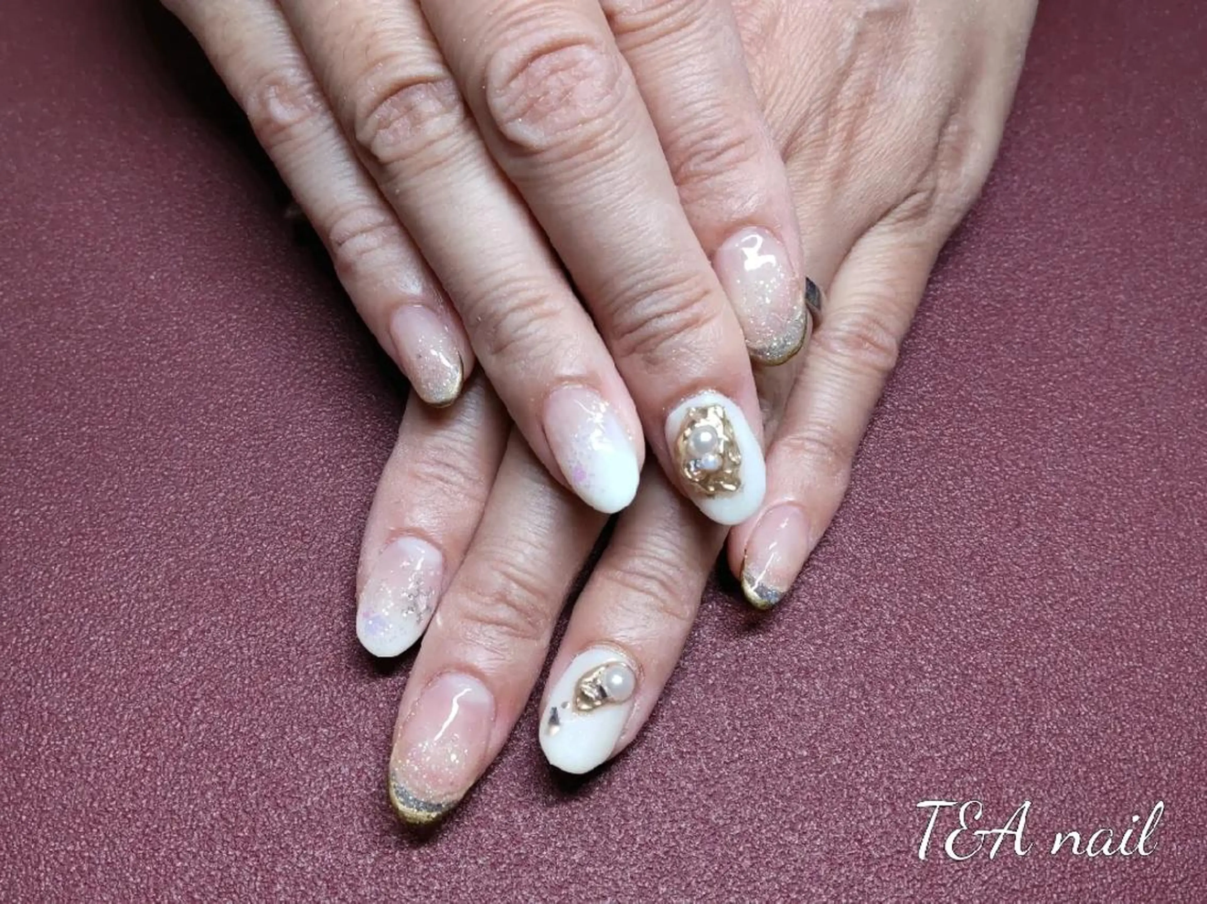 ミディアム ネイル 長さ出し ジェルネイル ゴールド グラデーション マットネイル ハンドネイル T&A nailのネイルデザイン