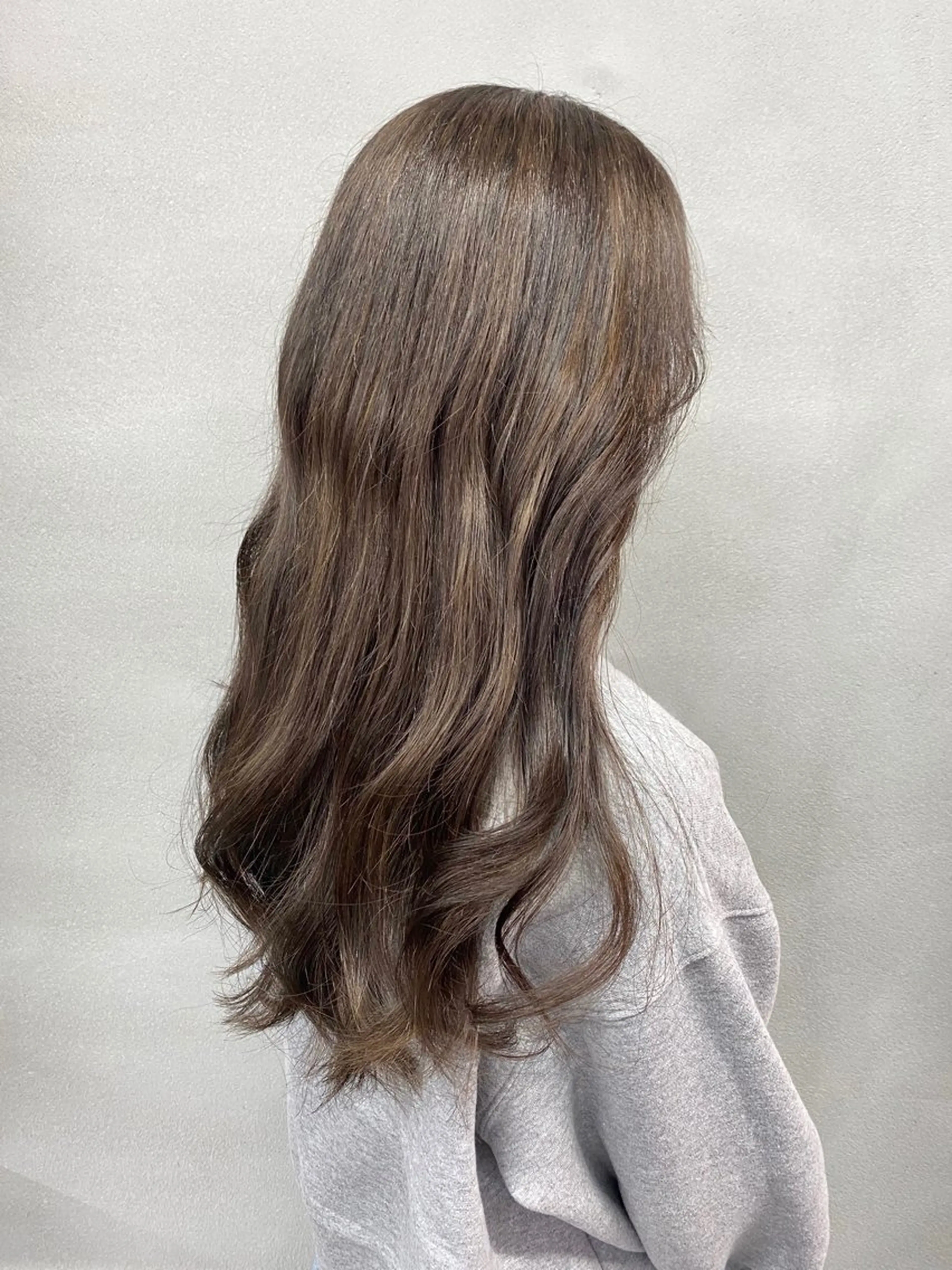 ロング カラー ベージュカラー ブリーチ 透明感カラー デザインカラー グレージュ 柏 デザインカラー/ レイヤー🐣シオリのヘアスタイル