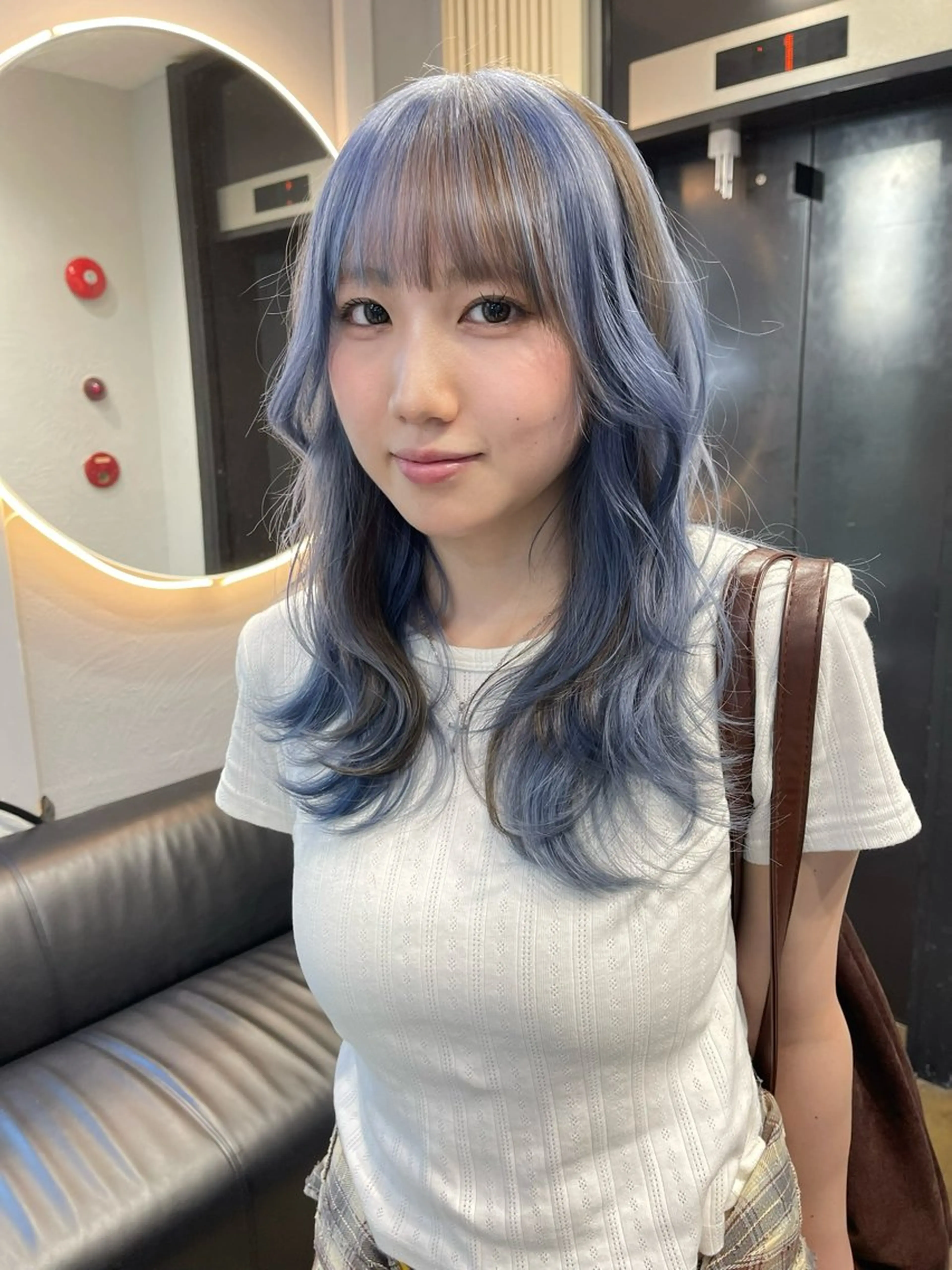 セミロング カラー ベージュカラー ブリーチ ケアブリーチ デザインカラー ダブルカラー ヘアカラー トリートメント 宮崎　達也 ミルクティーベージュのヘアスタイル