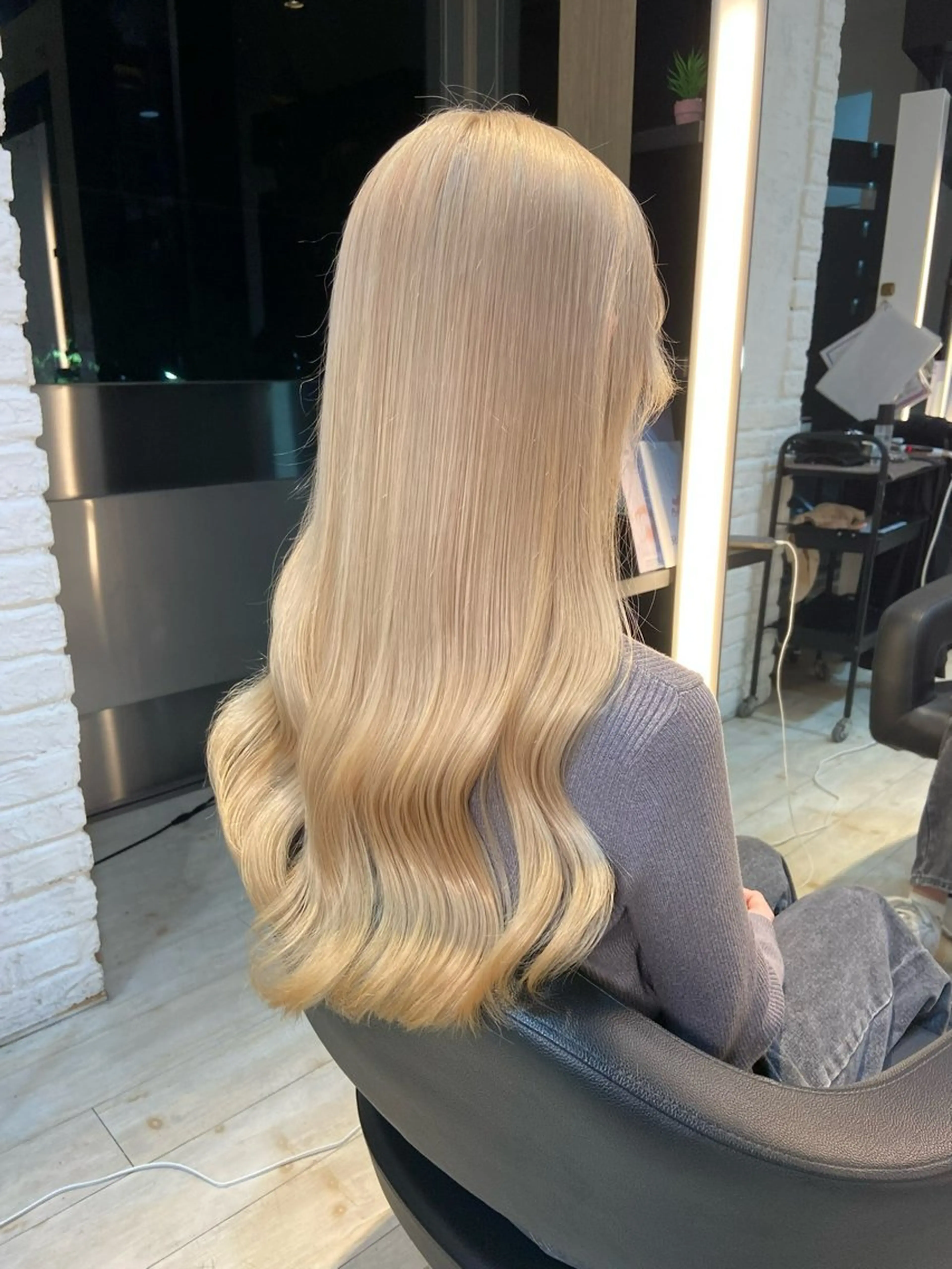 ロング カラー ブリーチ ブロンド ホワイトブロンド 髪質改善 トリートメント ヘアカラー トリートメント ブリーチ/髪質改善/ 透明感カラー/暖色のヘアスタイル