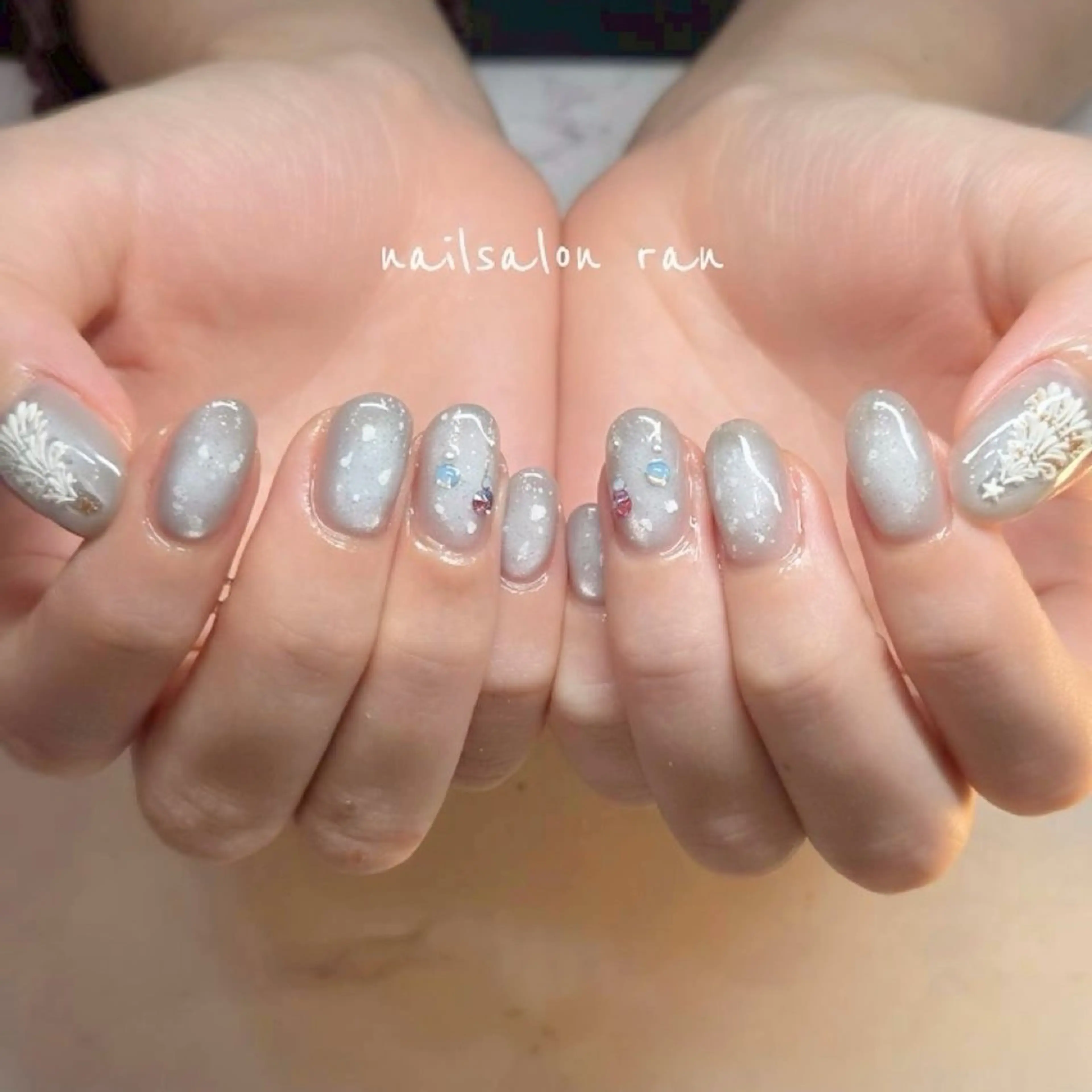 ネイル チークネイル ホワイト 冬ネイル クリスマス ハンドネイル nailsalon ranのネイルデザイン