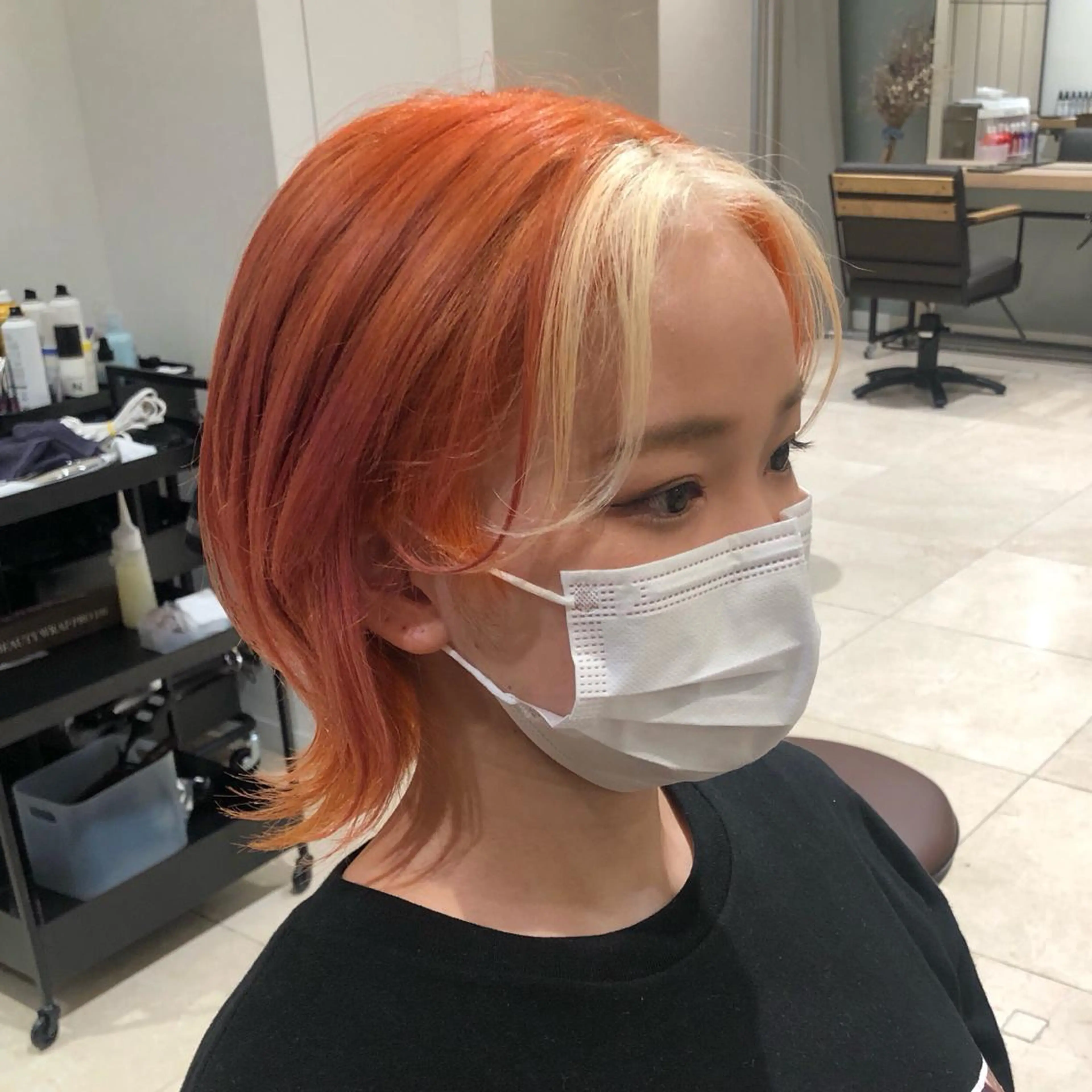 カラー 黒髪 ブリーチ ハイトーンカラー オレンジ ツートーンカラー 推しカラー✨ オタク美容師ユウカのヘアスタイル