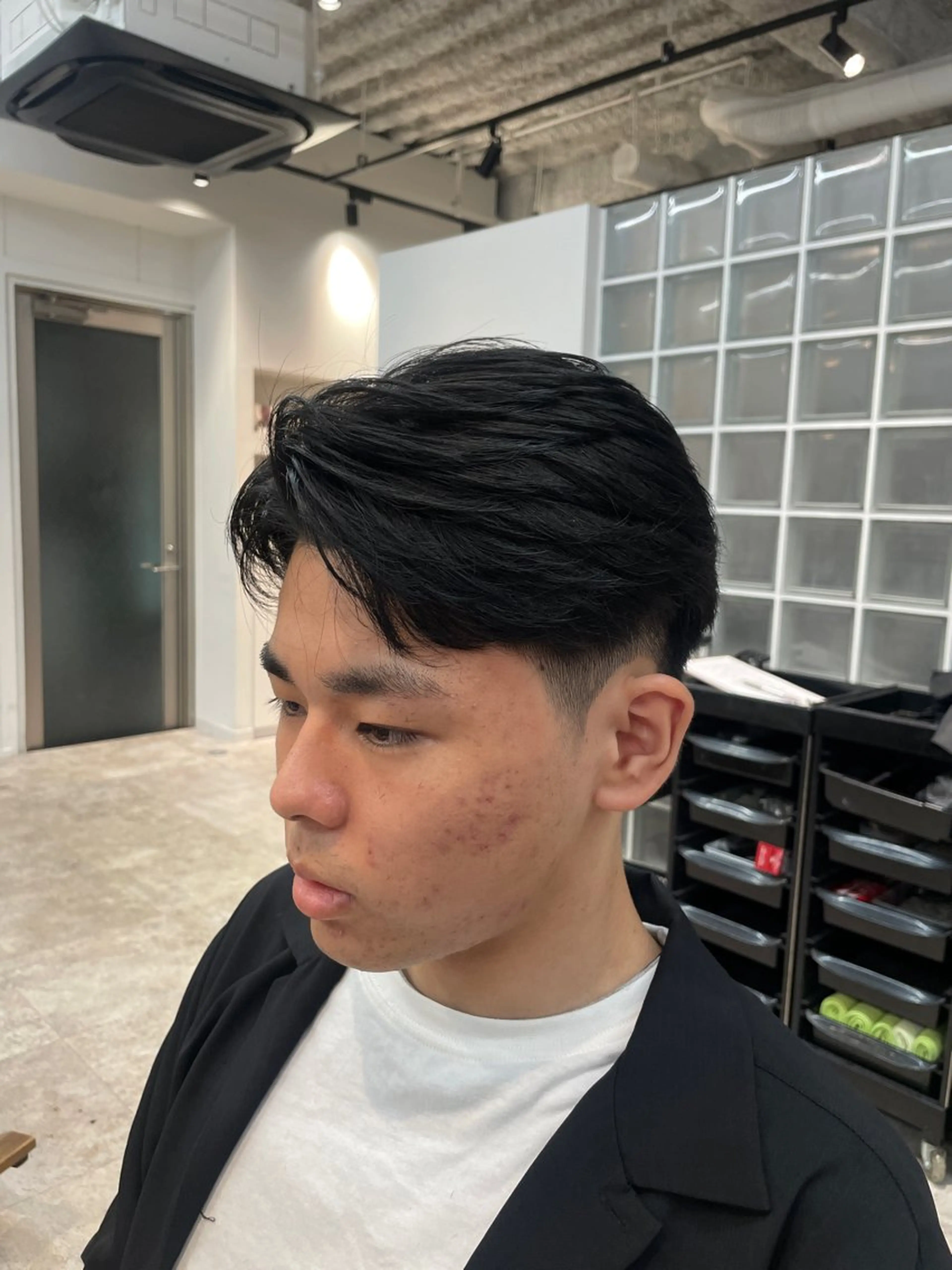 ショート カラー メンズ フェザーパーマ メンズパーマ 黒髪 ブルーカラー ブルーブラック MORI HARUTOのヘアスタイル