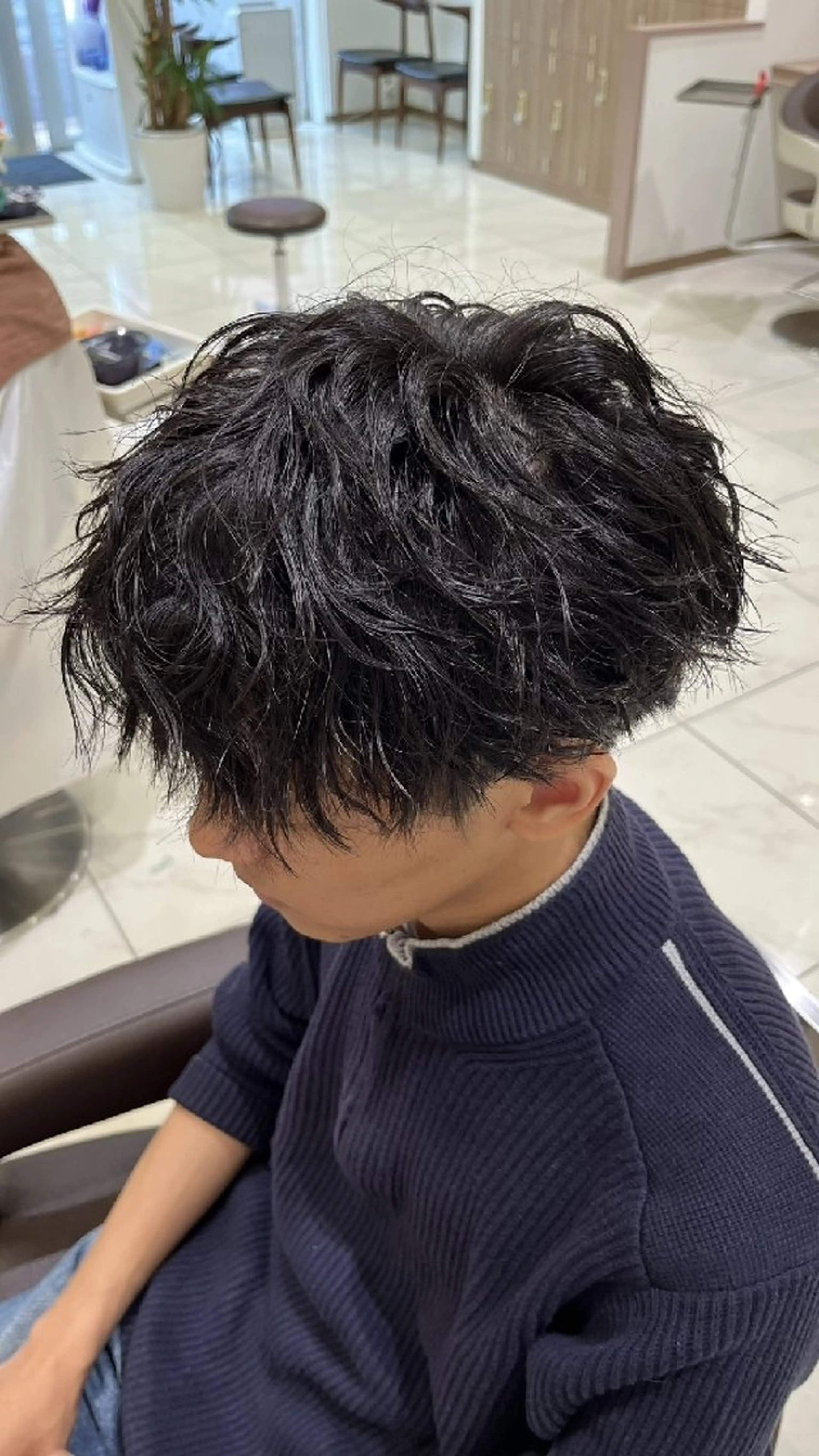 メンズ パーマ メンズブリーチ センターパート フェードカット フェザーパーマ マッシュ 稲次 結人のヘアスタイル