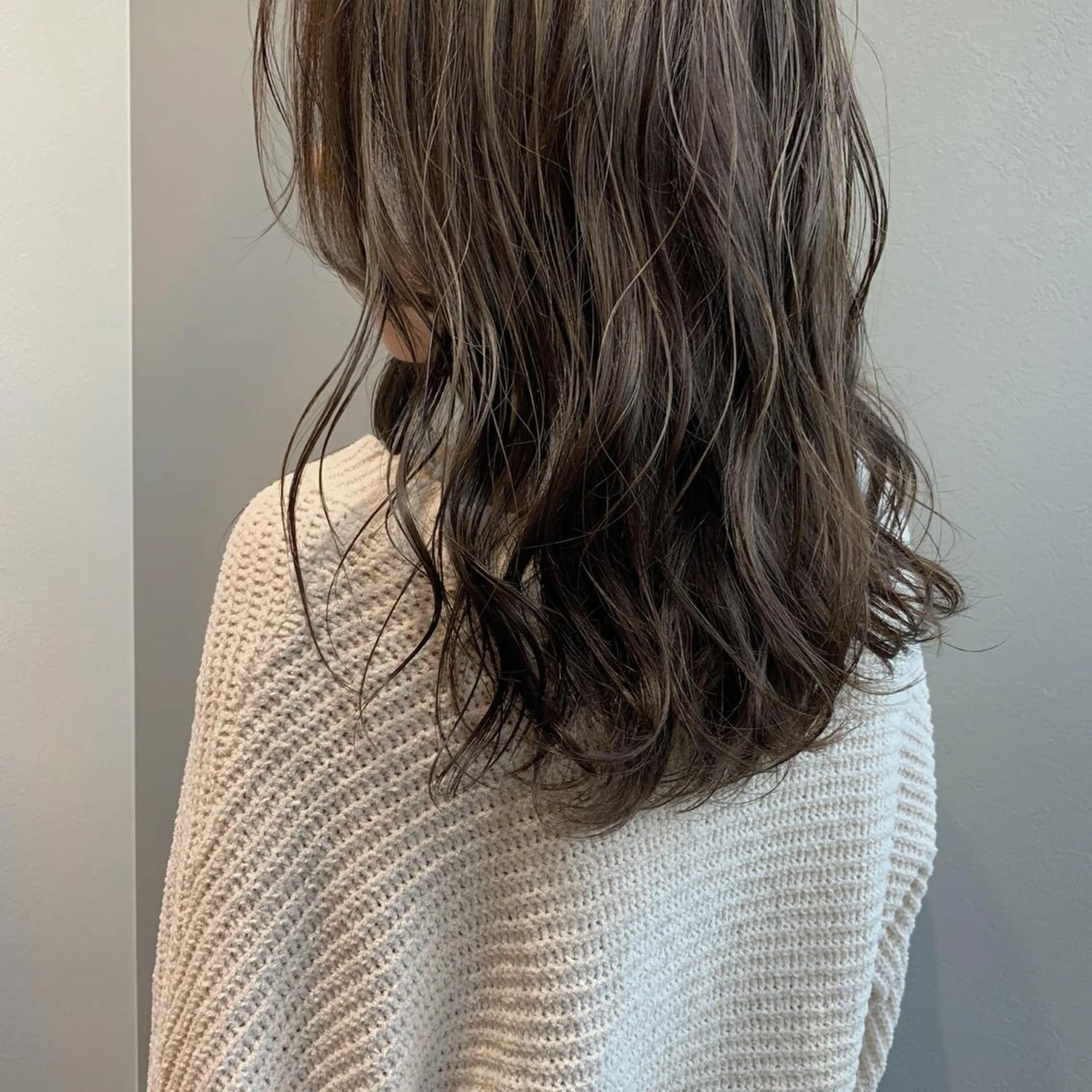 ミディアム カラー グレージュ 村中 仁人のヘアスタイル