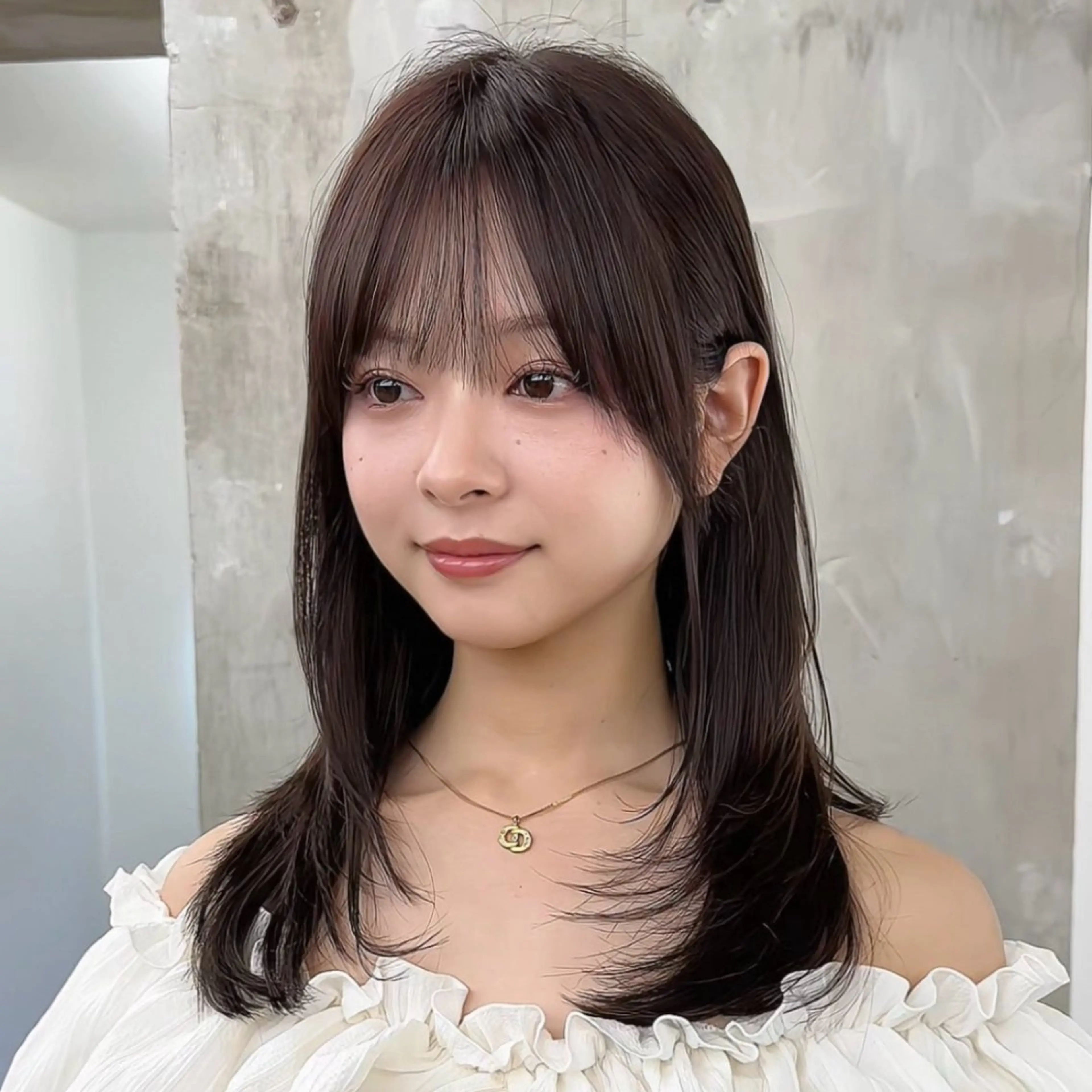 ミディアム カラー 顔周りカット シースルーバング カット ヘアカラー トリートメント 顔周り/レイヤー/ ベージュ/みっきーのヘアスタイル
