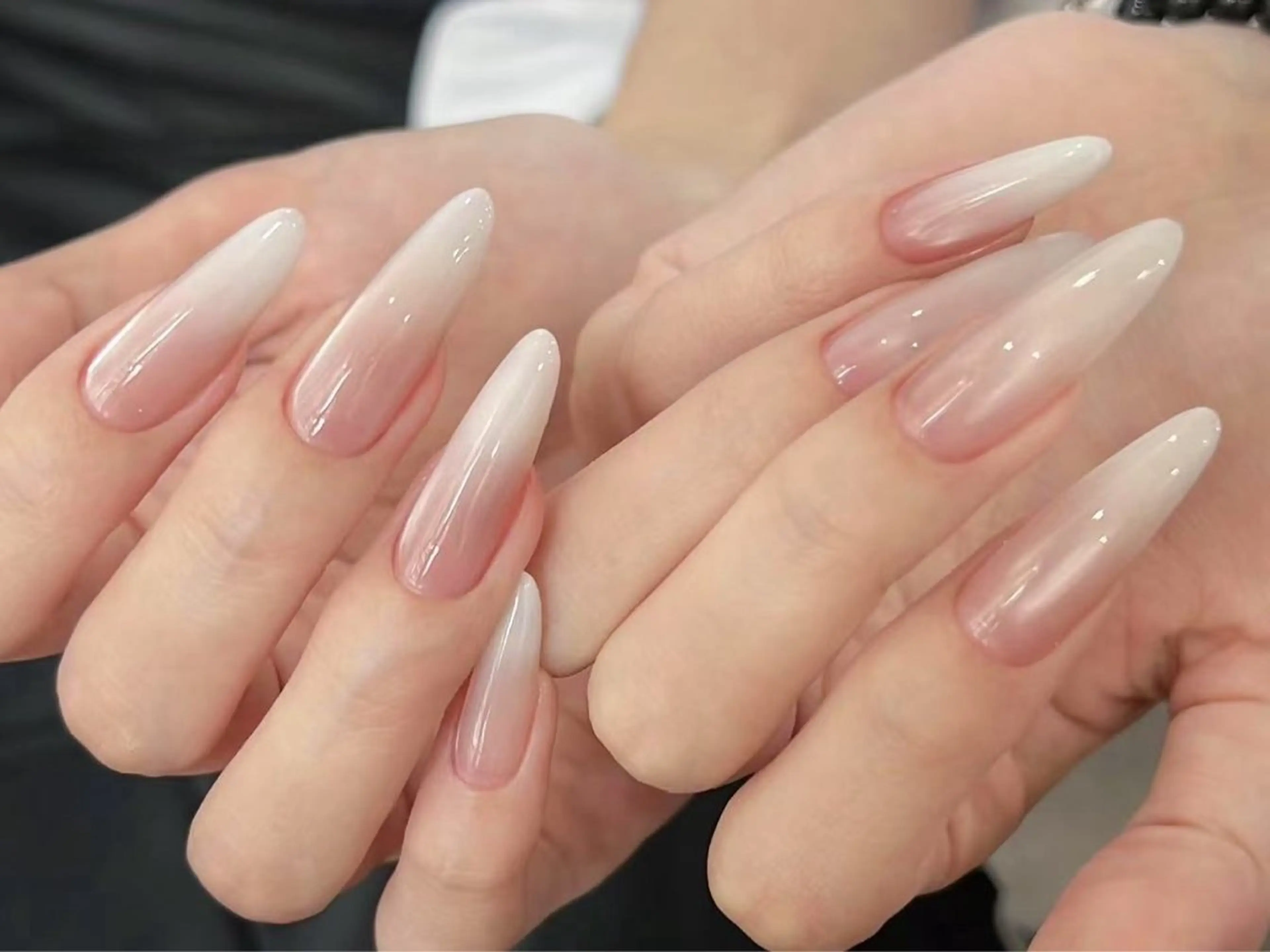 ネイル グラデーション ロングネイル ホワイト ハンドネイル ハンドケア DarkHoney 池袋店のネイルデザイン