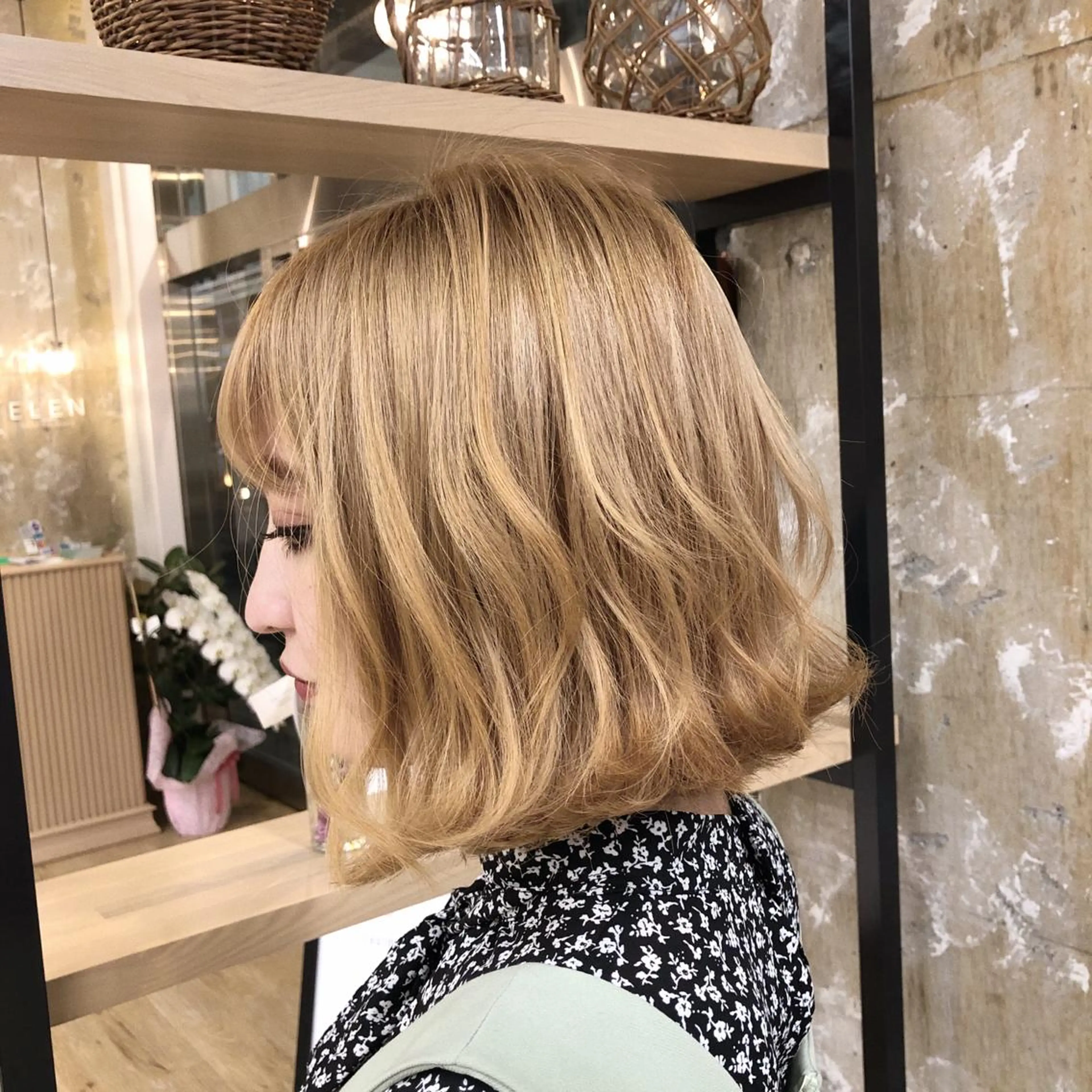 ショート カラー 切りっぱなしボブ ベージュカラー ブリーチ ブロンド ブロンドベージュ ヘアカラー ノツコウダイ /ぱつっとボブのヘアスタイル