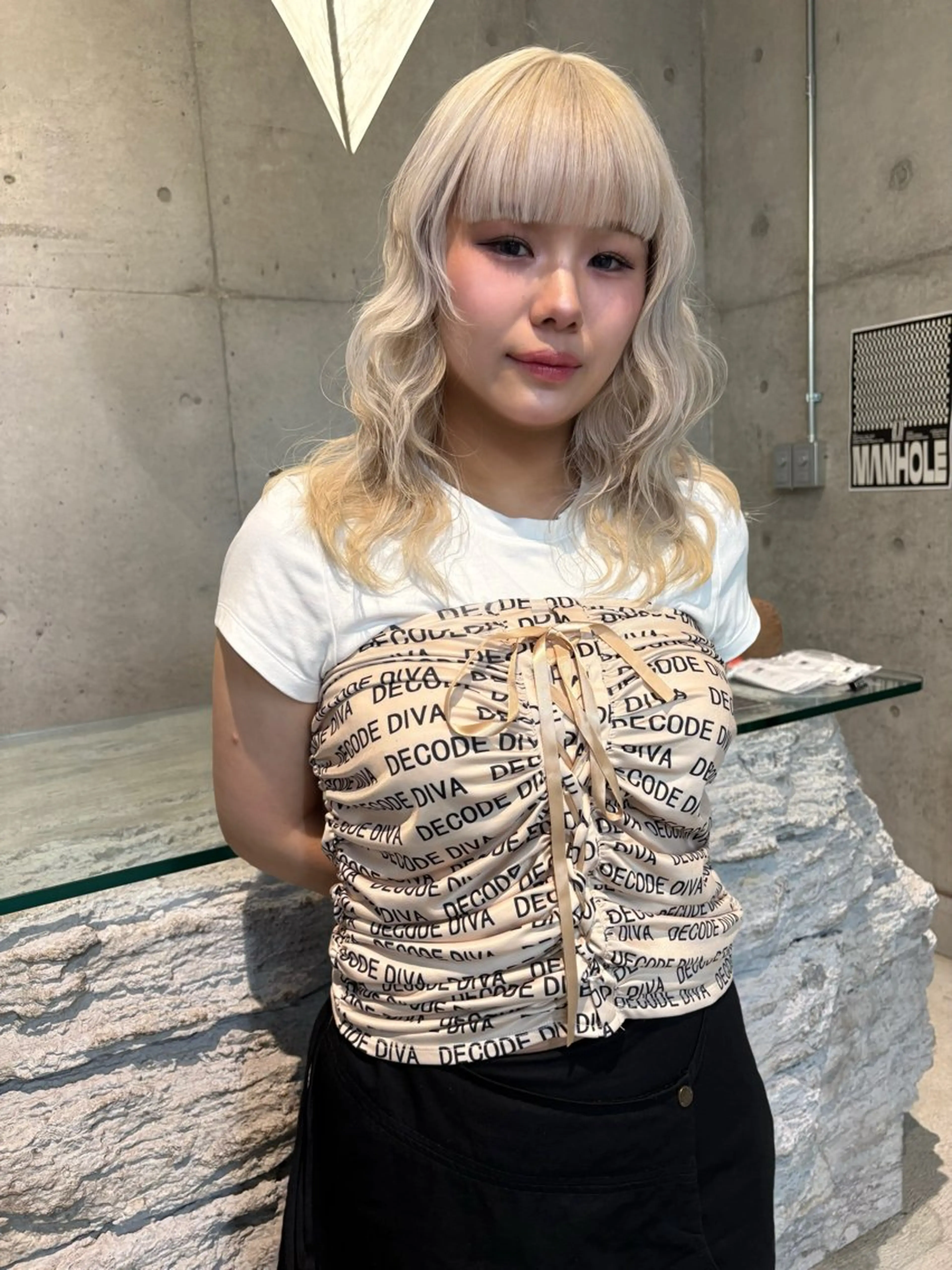 セミロング カラー ブリーチ ブロンド ケアブリーチ ホワイトブロンド peto ゴトリのヘアスタイル