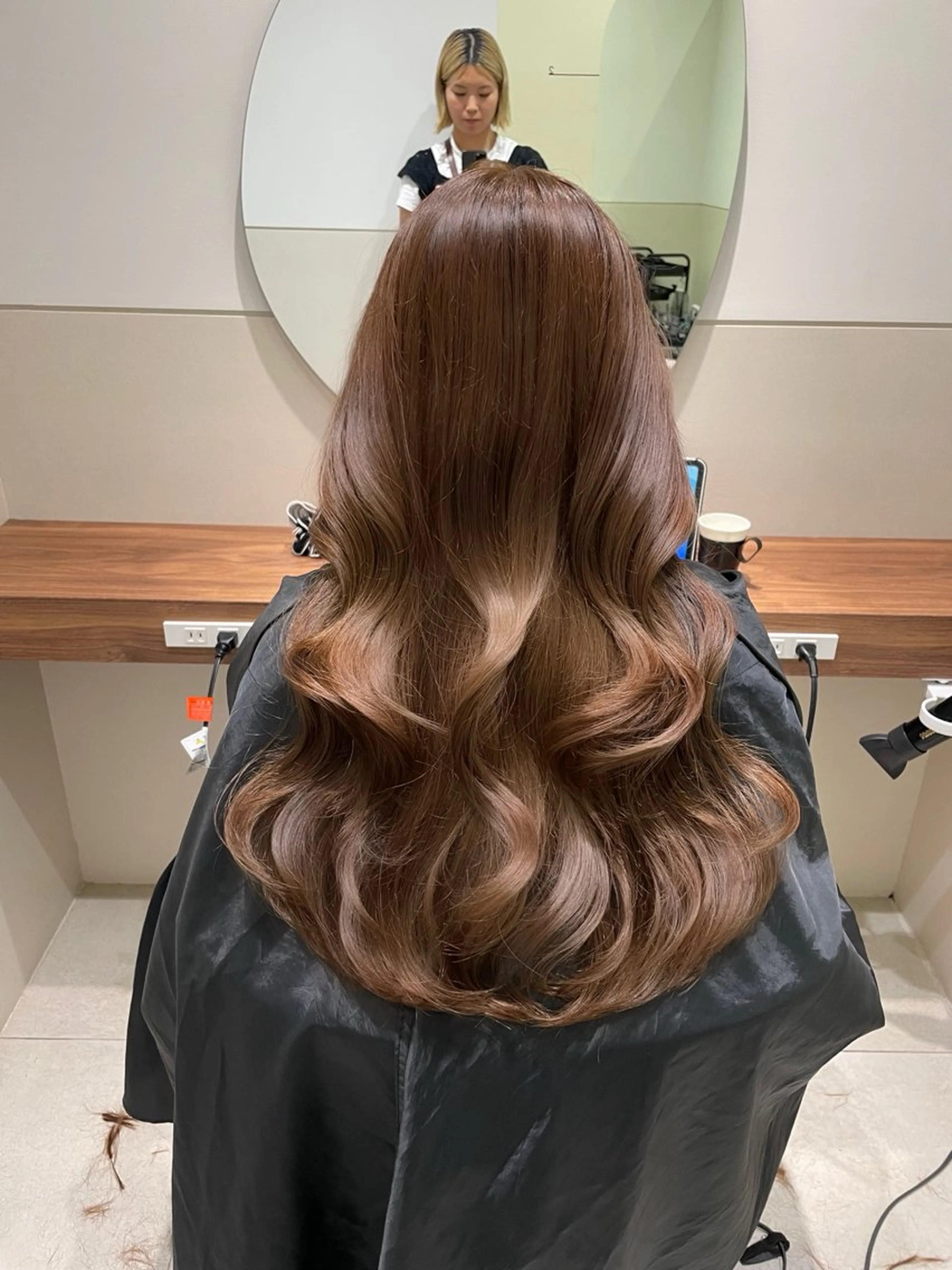 ロング カラー ベージュカラー レイヤーカット カット ヘアカラー トリートメント SALOWIN 武蔵小杉所属・岩田菜央 《武蔵小杉》のヘアスタイル