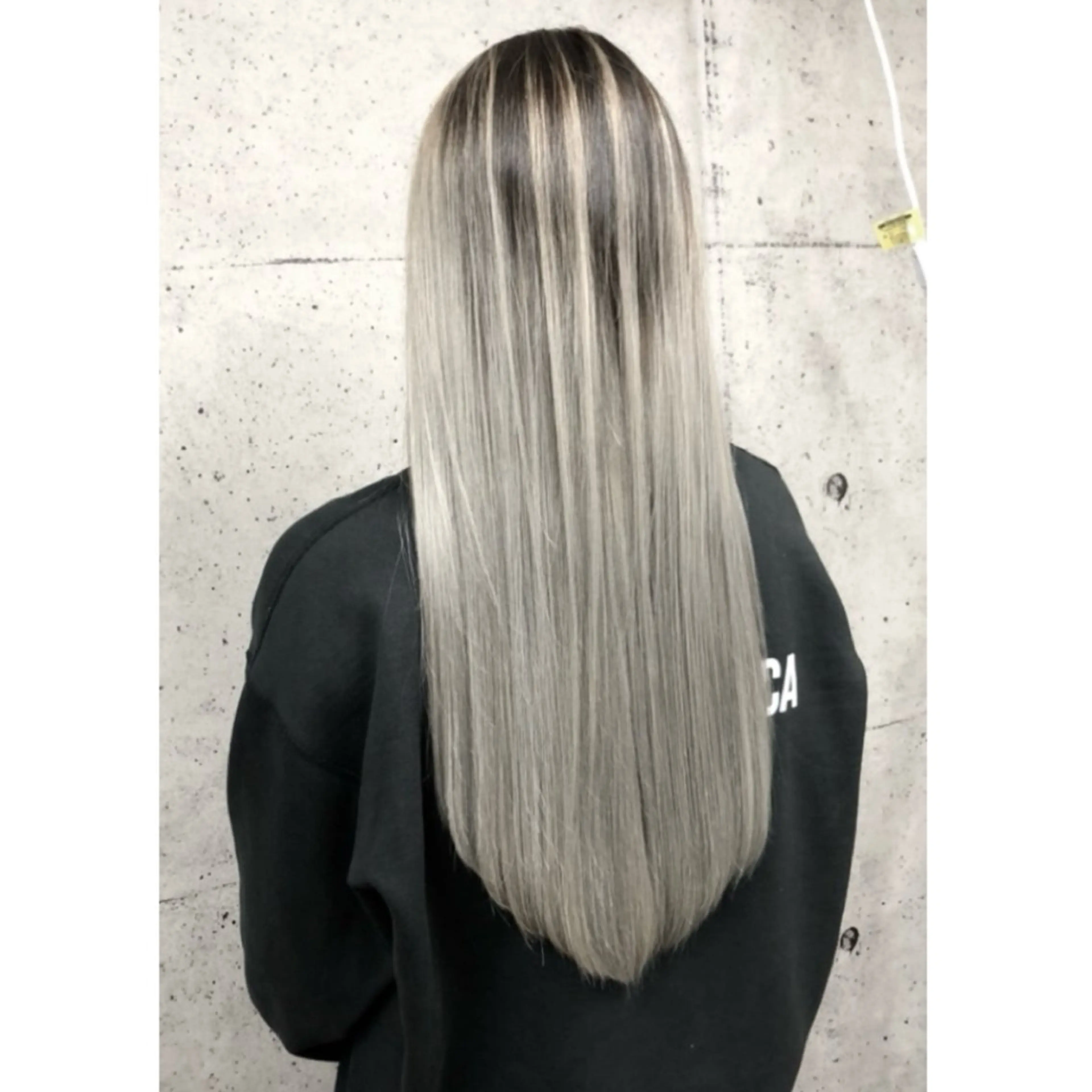 ロング カラー バレイヤージュ ベージュカラー ハイトーンカラー シルバー ホワイトベージュ カット ヘアカラー トリートメント 奥山義進/ハイトーン /バレイヤージュのヘアスタイル