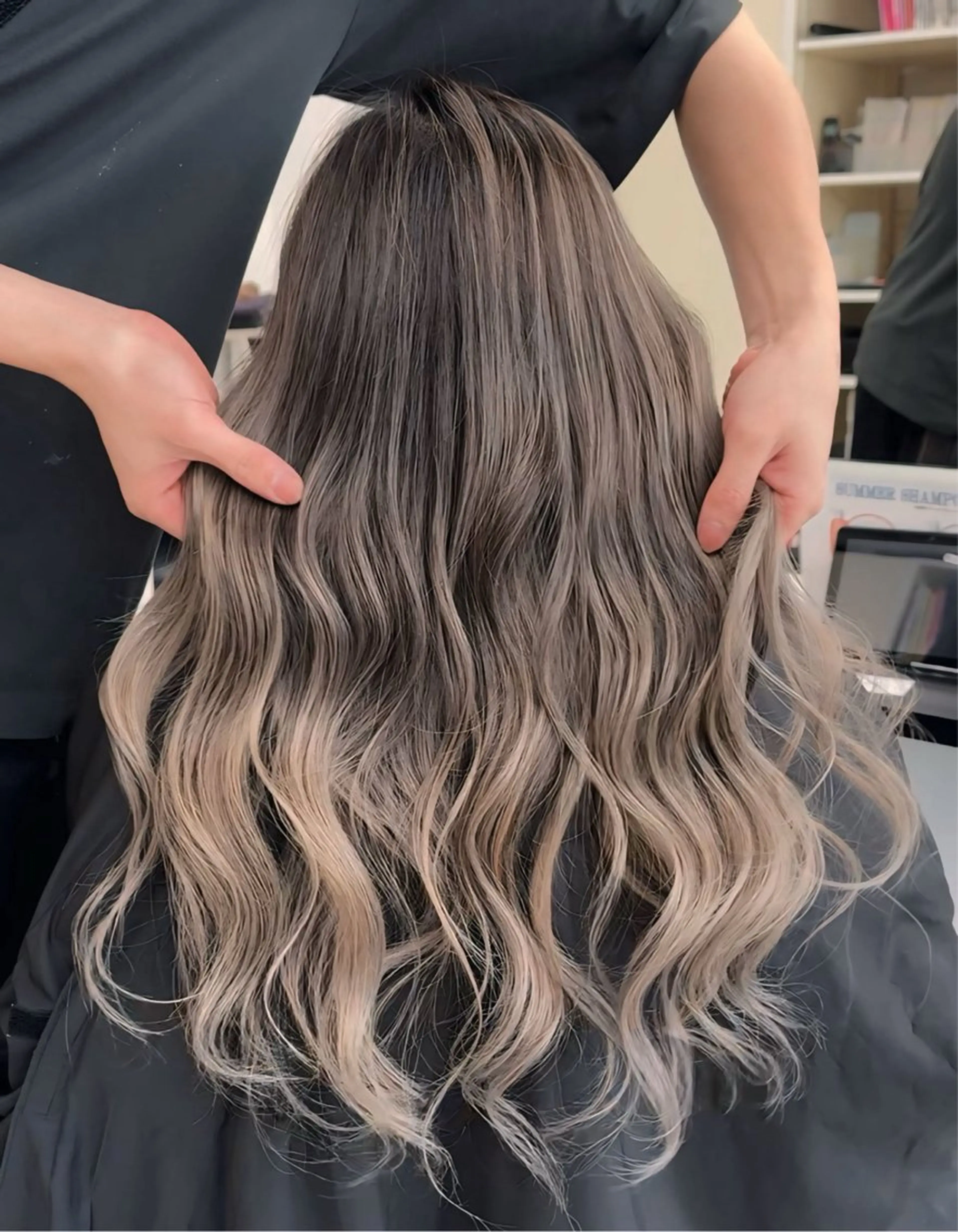 ロング カラー バレイヤージュ ブリーチ ケアブリーチ ダブルカラー ハイライトカラー カット ヘアカラー トリートメント ヘアセット Rikuto/原宿 /バレイヤージュのヘアスタイル