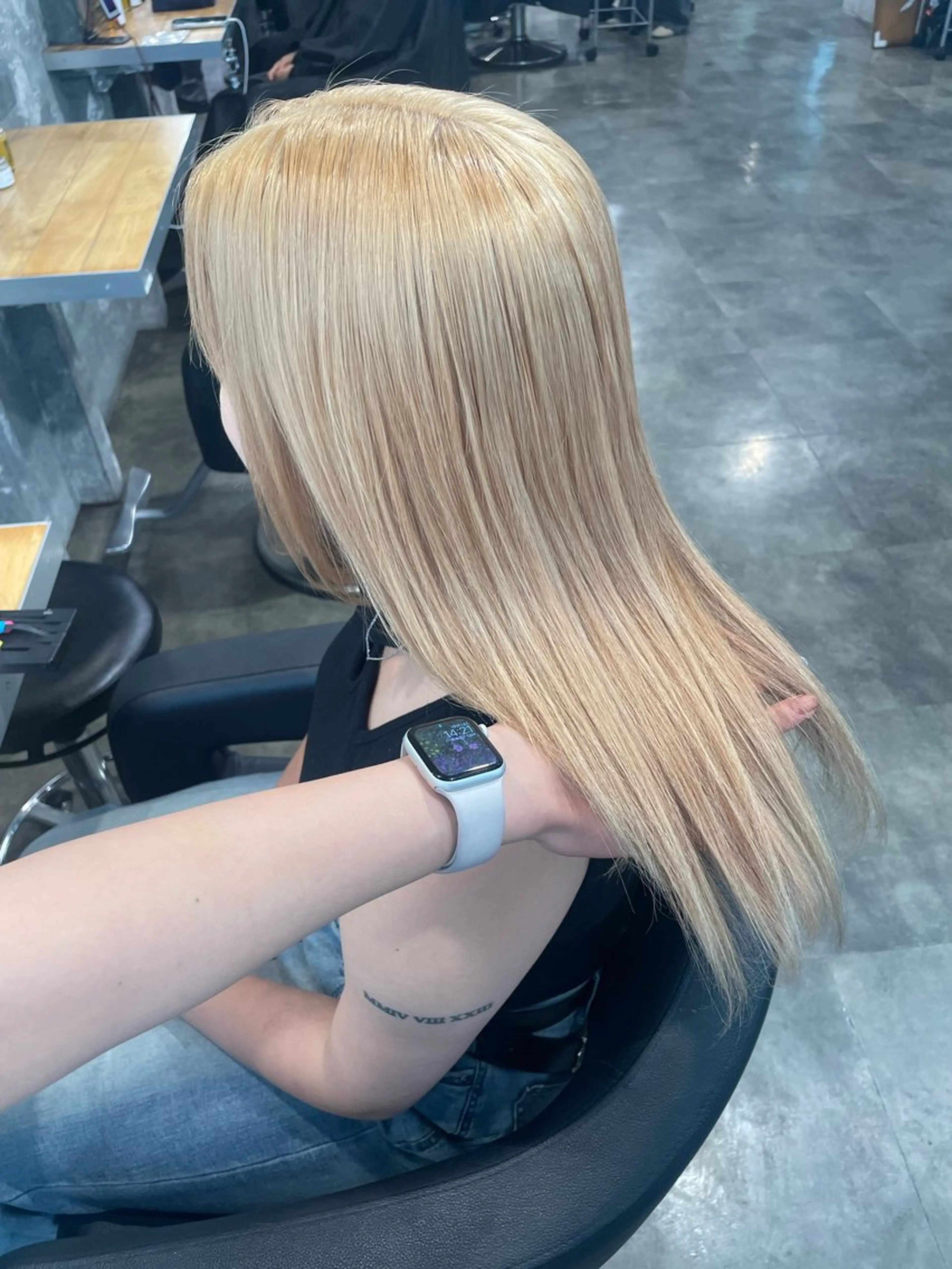 セミロング カラー ヘアカラー ハイトーンブロンド 横浜💞ミオのヘアスタイル
