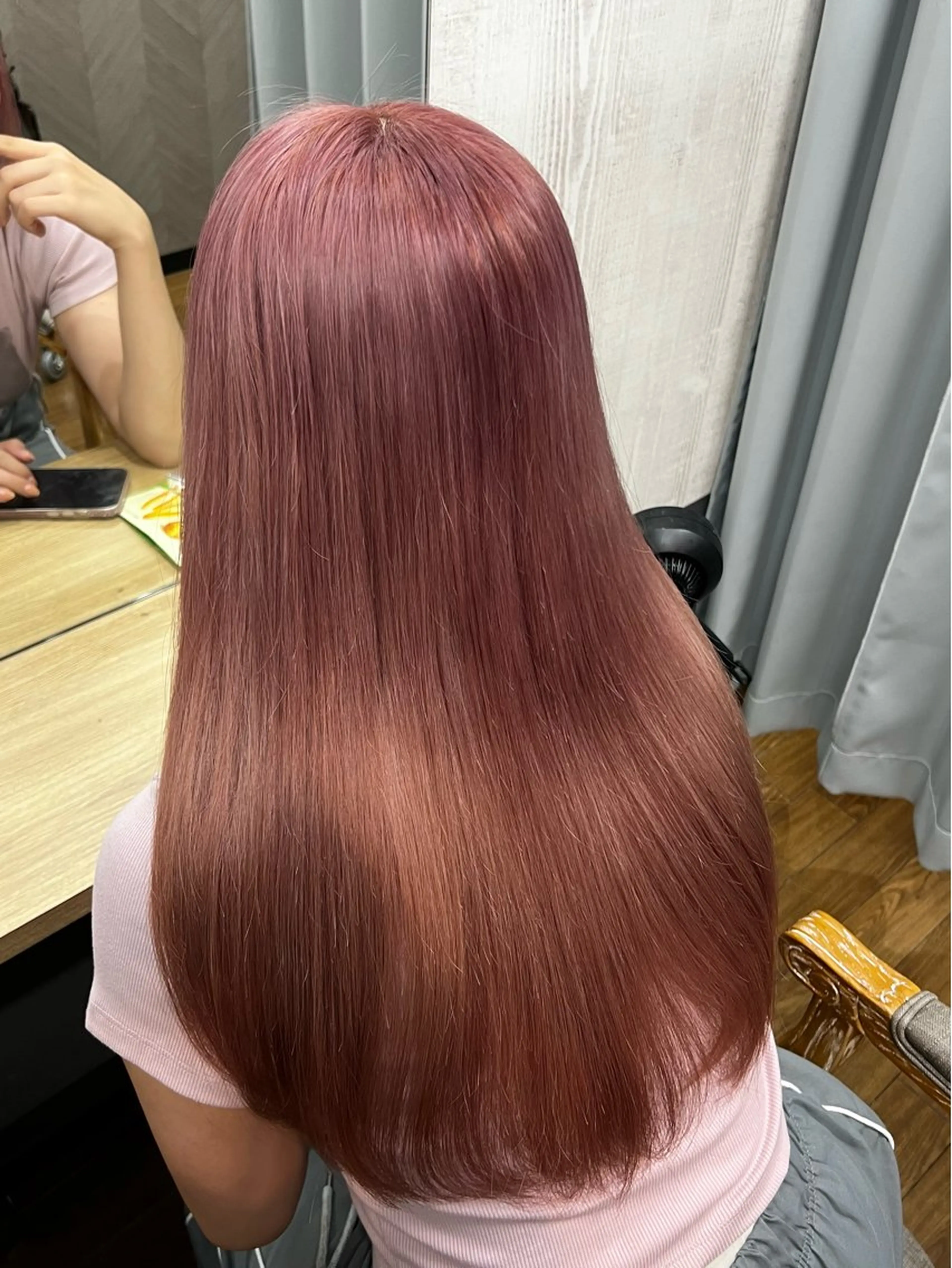 ロング カラー ブリーチ ピンクカラー 岡野 綾のヘアスタイル
