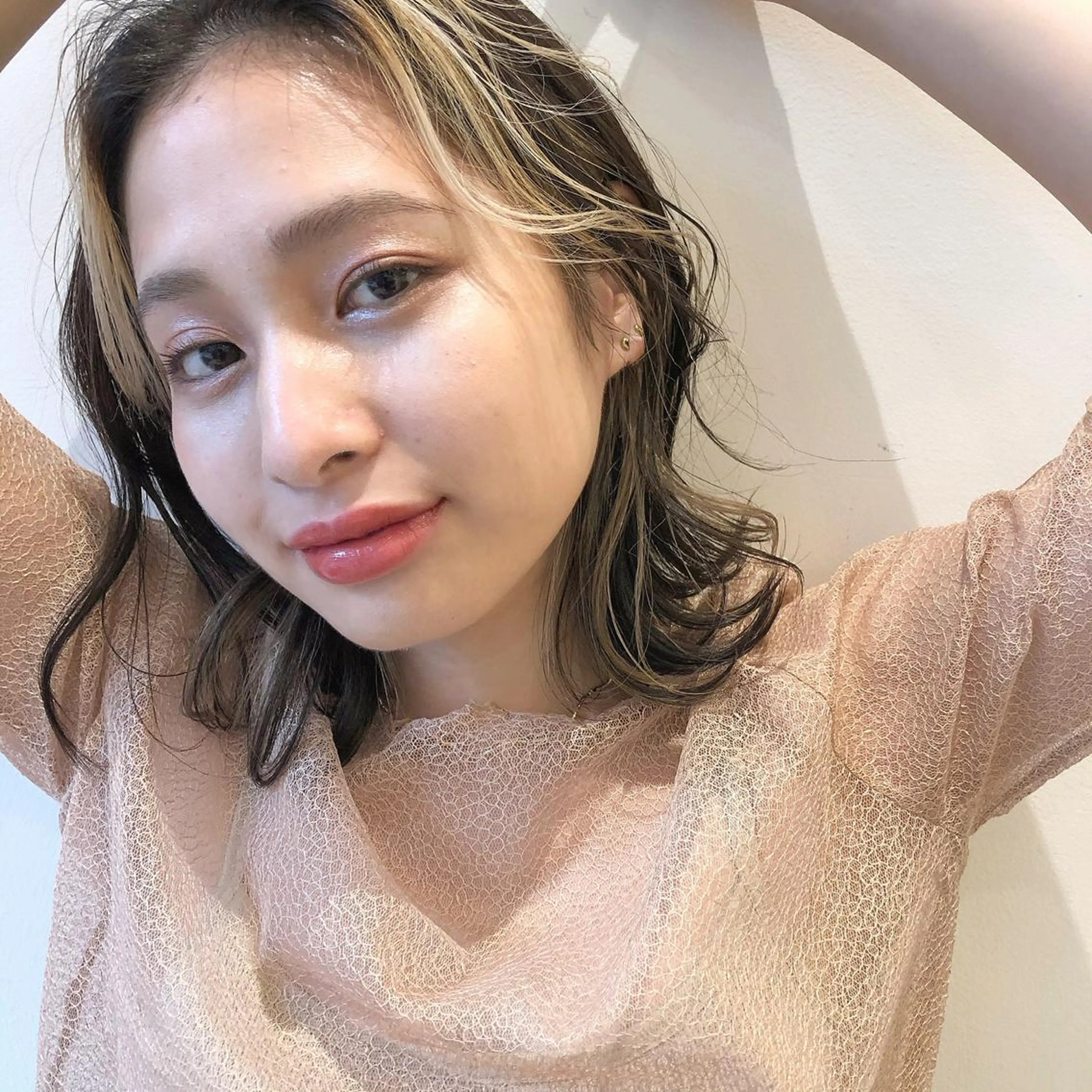 プレイングカラー🤍 細めハイライトのヘアスタイル